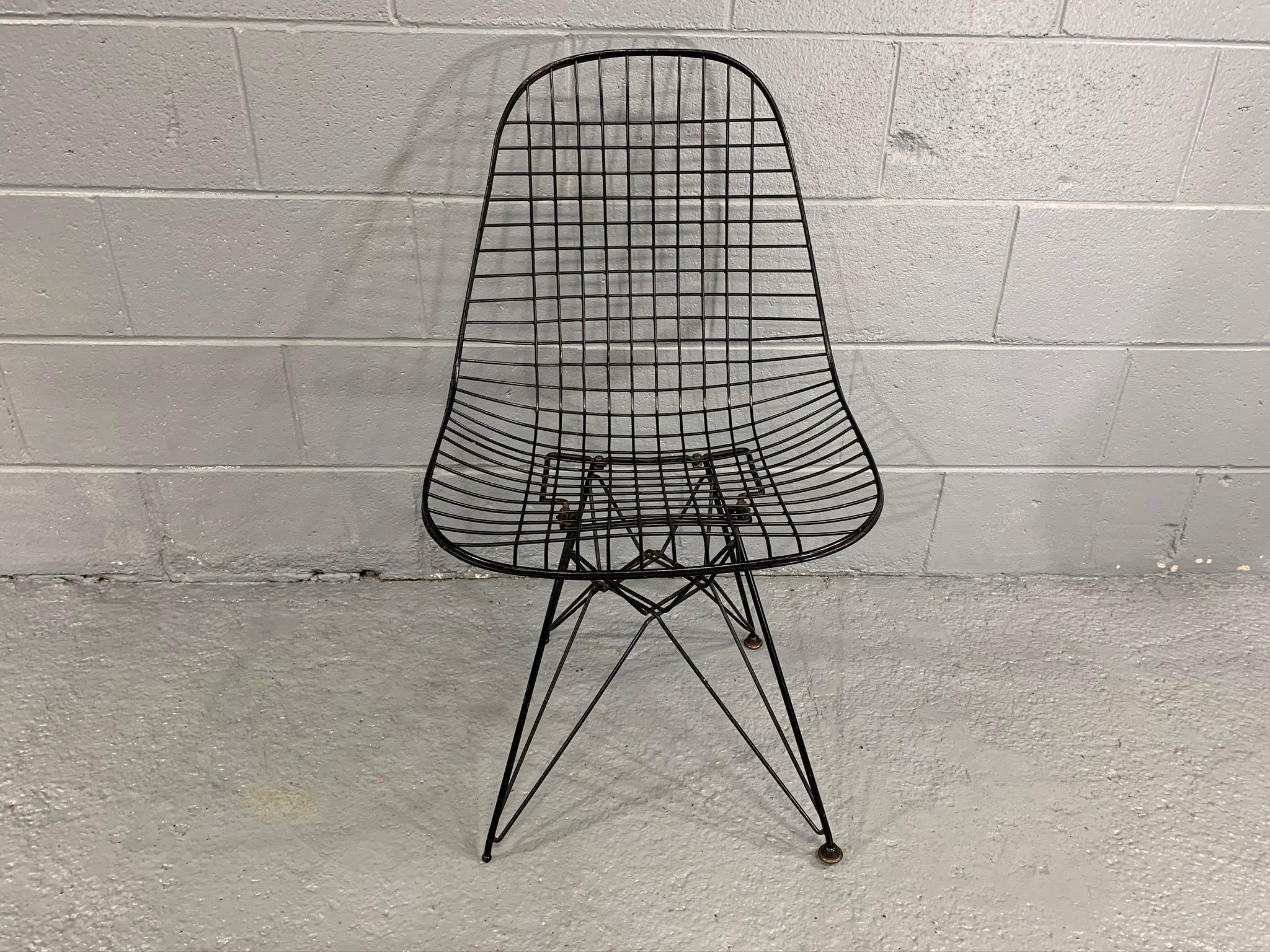 Dieser 1951 entworfene Stuhl ist ein schönes frühes Beispiel für den DKR Eiffel Chair von Charles Eames für Herman Miller. Für dieses Design erhielten die Eames ihr erstes amerikanisches mechanisches Patent. 

Der Sockel wird wegen seiner