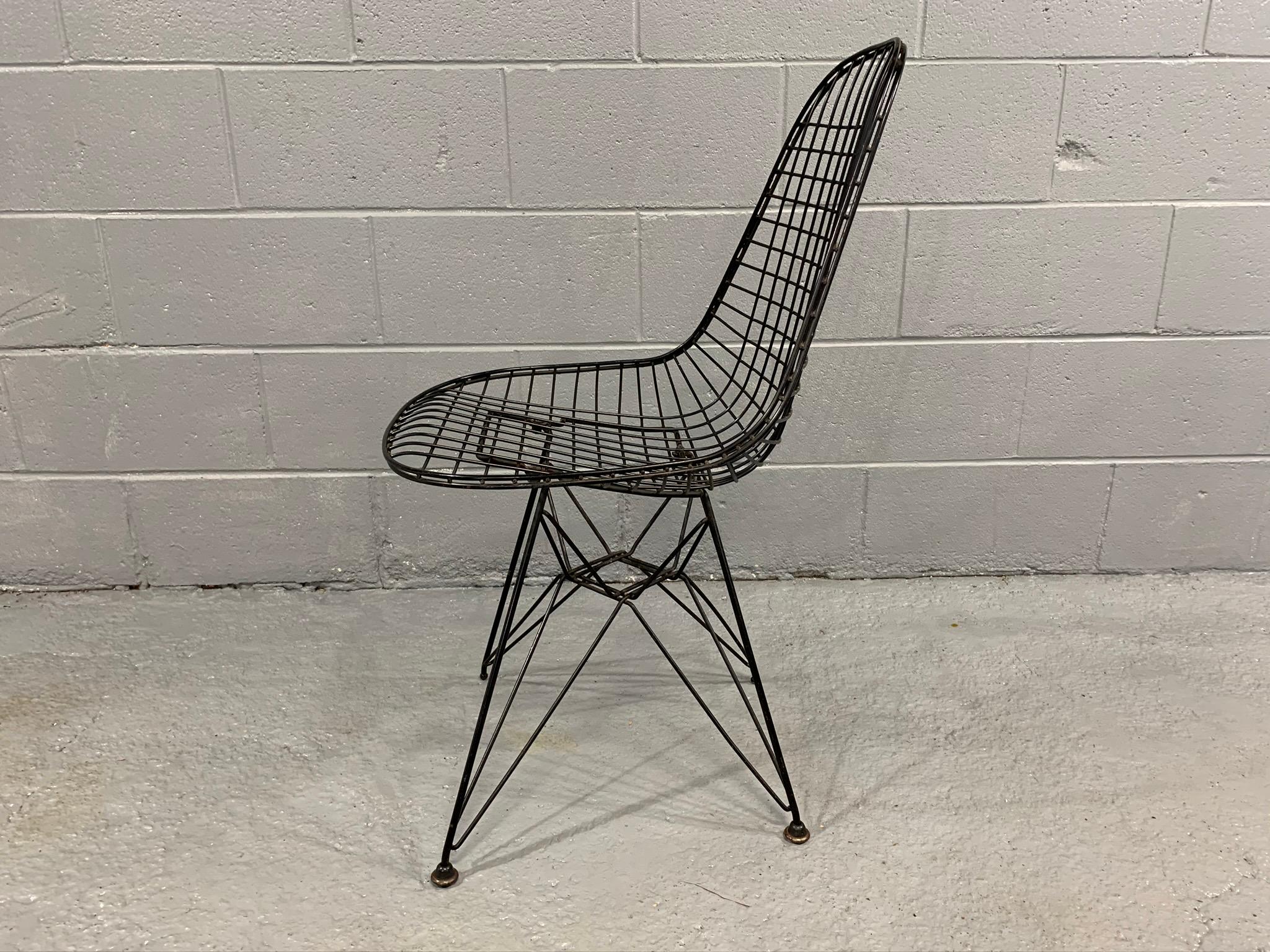 Charles Eames Wire Eiffel Chair DKR aus schwarz beschichtetem Metall im Zustand „Gut“ in Belmont, MA