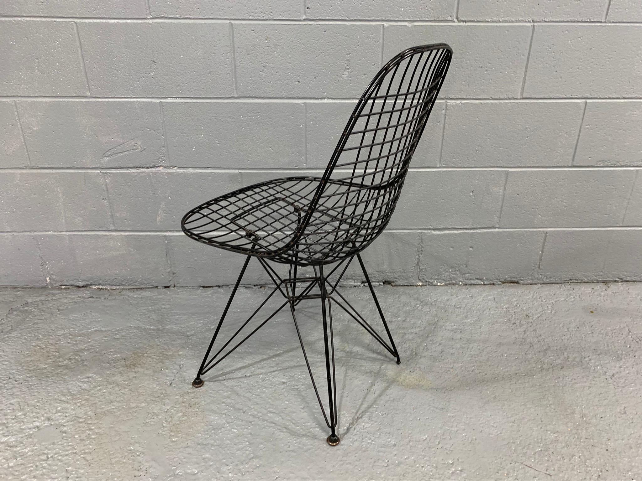 Mid-Century Modern Charles Eames Wire Eiffel Chair DKR in Black Coated Metal