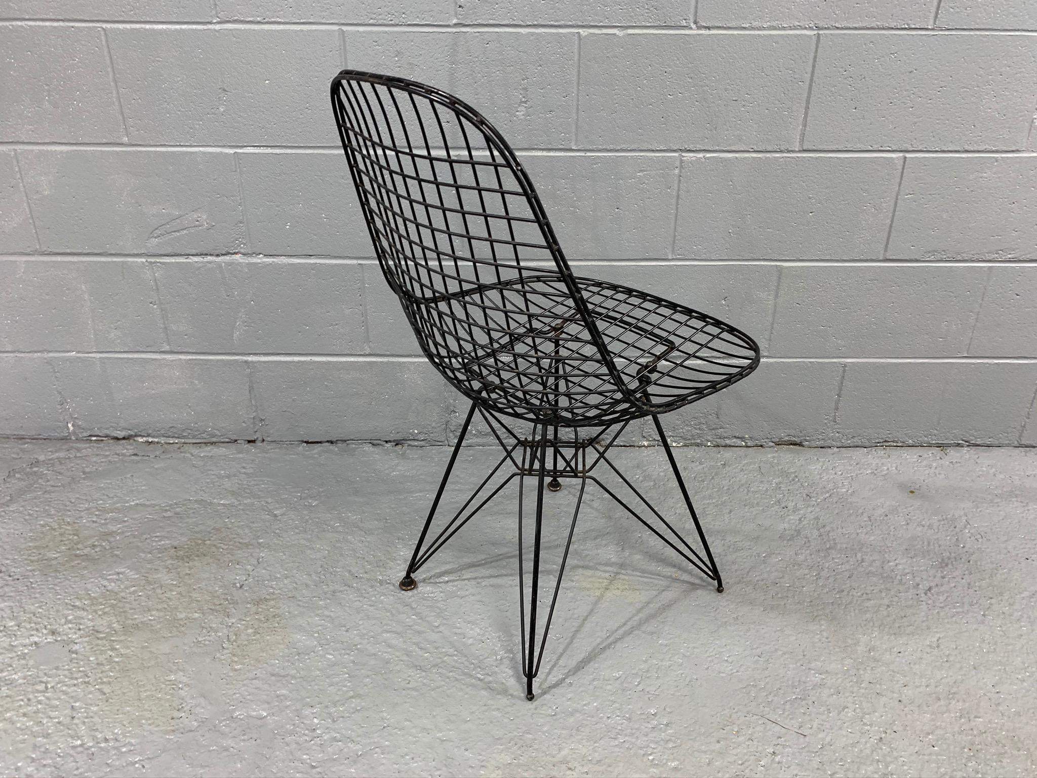 Charles Eames Wire Eiffel Chair DKR in Black Coated Metal In Good Condition In Belmont, MA