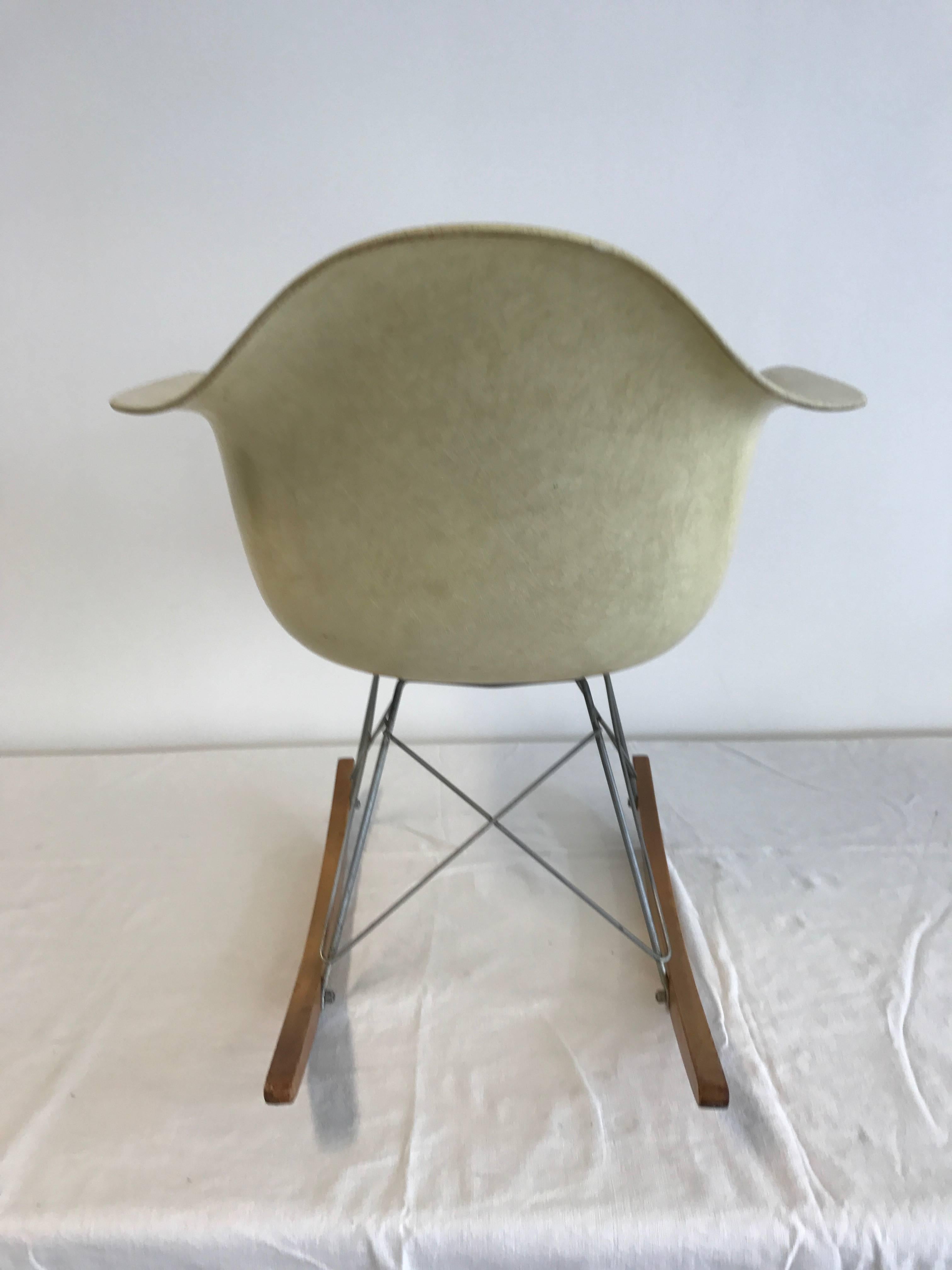Early production Charles Eames rocker with rope edged fibre glass shell, zinc Eiffel tower base and wood rockers wood birch, original label, first production, first generation 1949-1950 Zenith Herman Miller, in color lemon yellow parchment, all