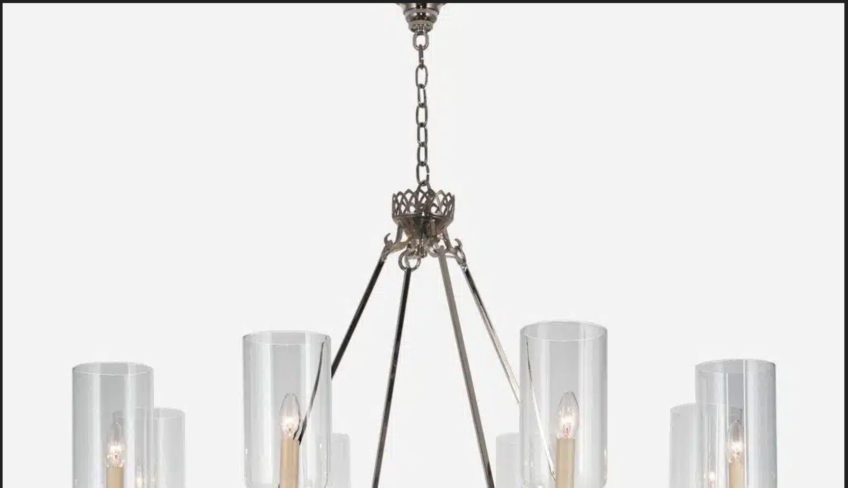 Questo elegante apparecchio presenta una semplice fascia decorativa a traforo circolare e una corona abbinata, intervallata da stravaganti motivi fogliacei che aggiungono consistenza e carattere con l'aggiunta di bracci curvi e paralumi in