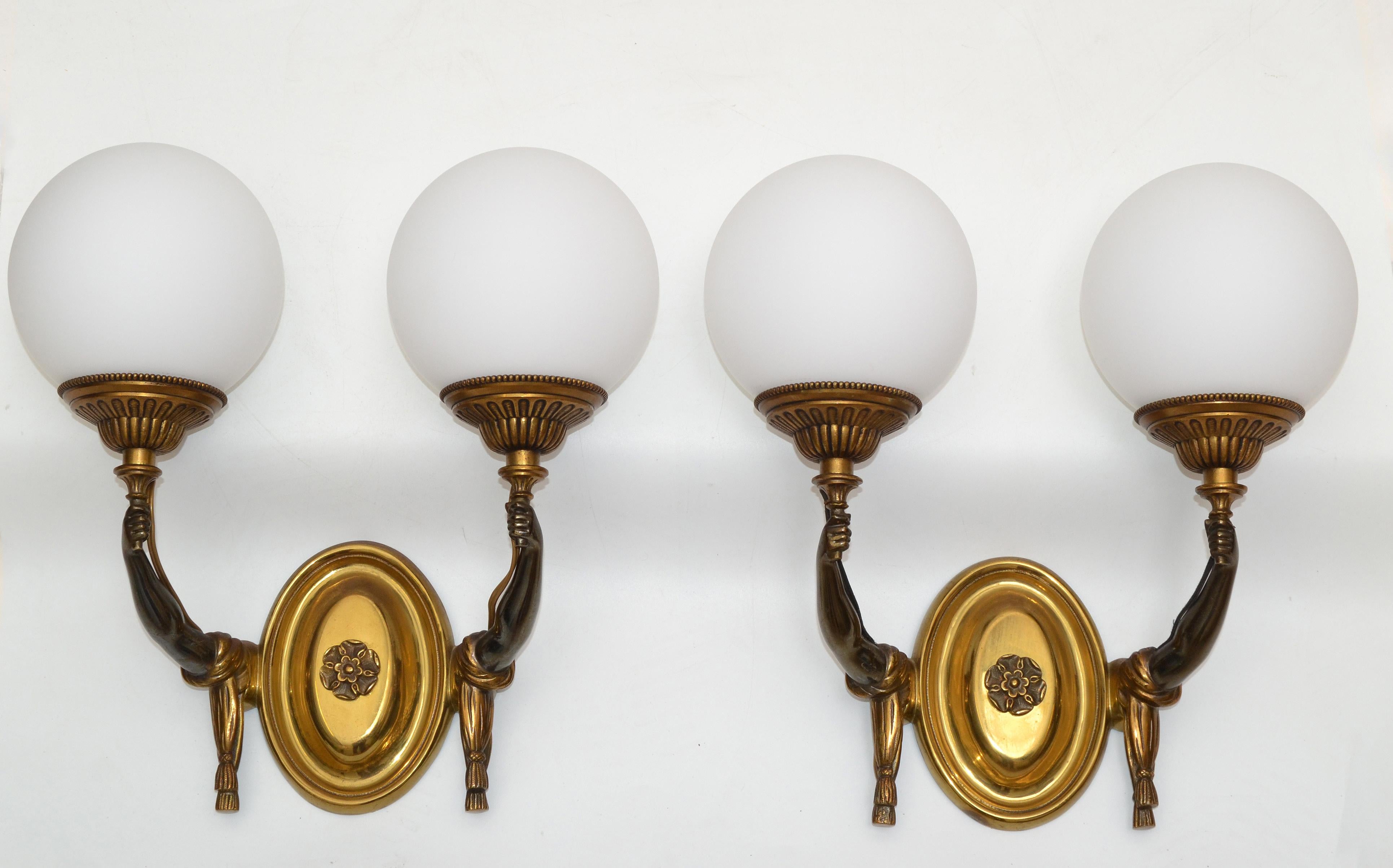 Charles et Fils Coppia di lampade francesi a globo in bronzo e vetro opalino soffiato 1950 in vendita 6