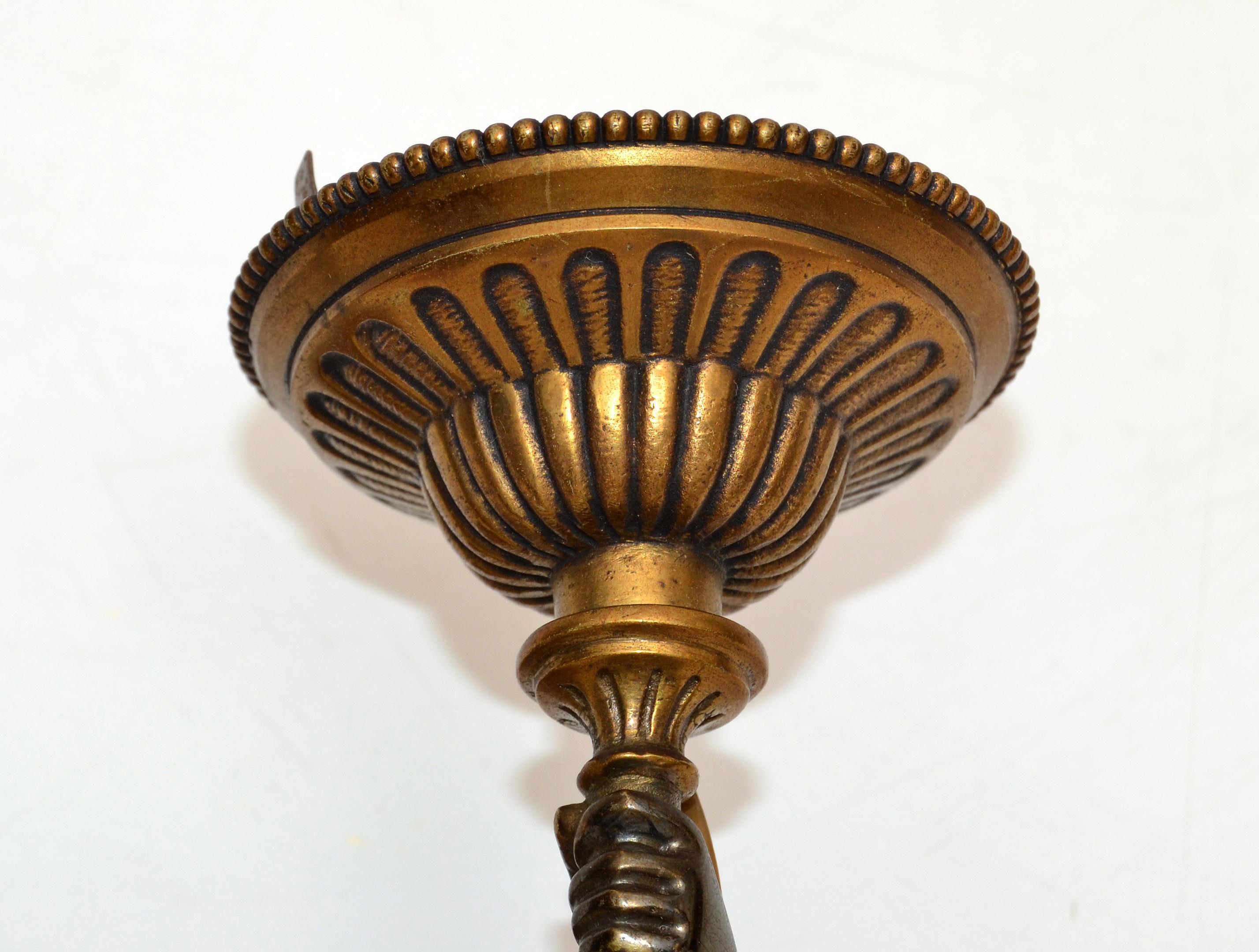 Bronzo Charles et Fils Coppia di lampade francesi a globo in bronzo e vetro opalino soffiato 1950 in vendita