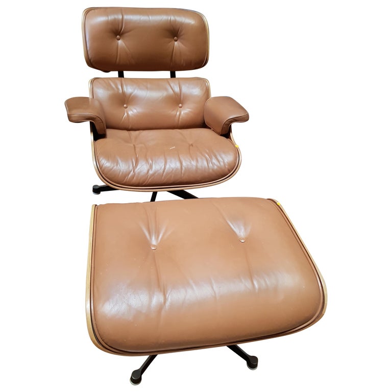 Charles et Ray Eames and Mobilier International Lounge Chair and Ottoman at  1stDibs