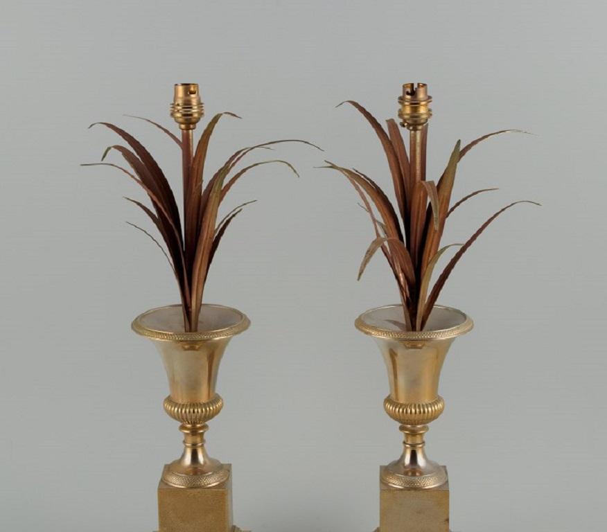 Charles & Fils, France.
A pair of table lamps in patinated metal, designed with palm leaves in a vase.
circa 1970.
In perfect condition.
Stamped Charles & Fils, Made in France.
Dimensions: H 50.0 x D 11.0 cm.