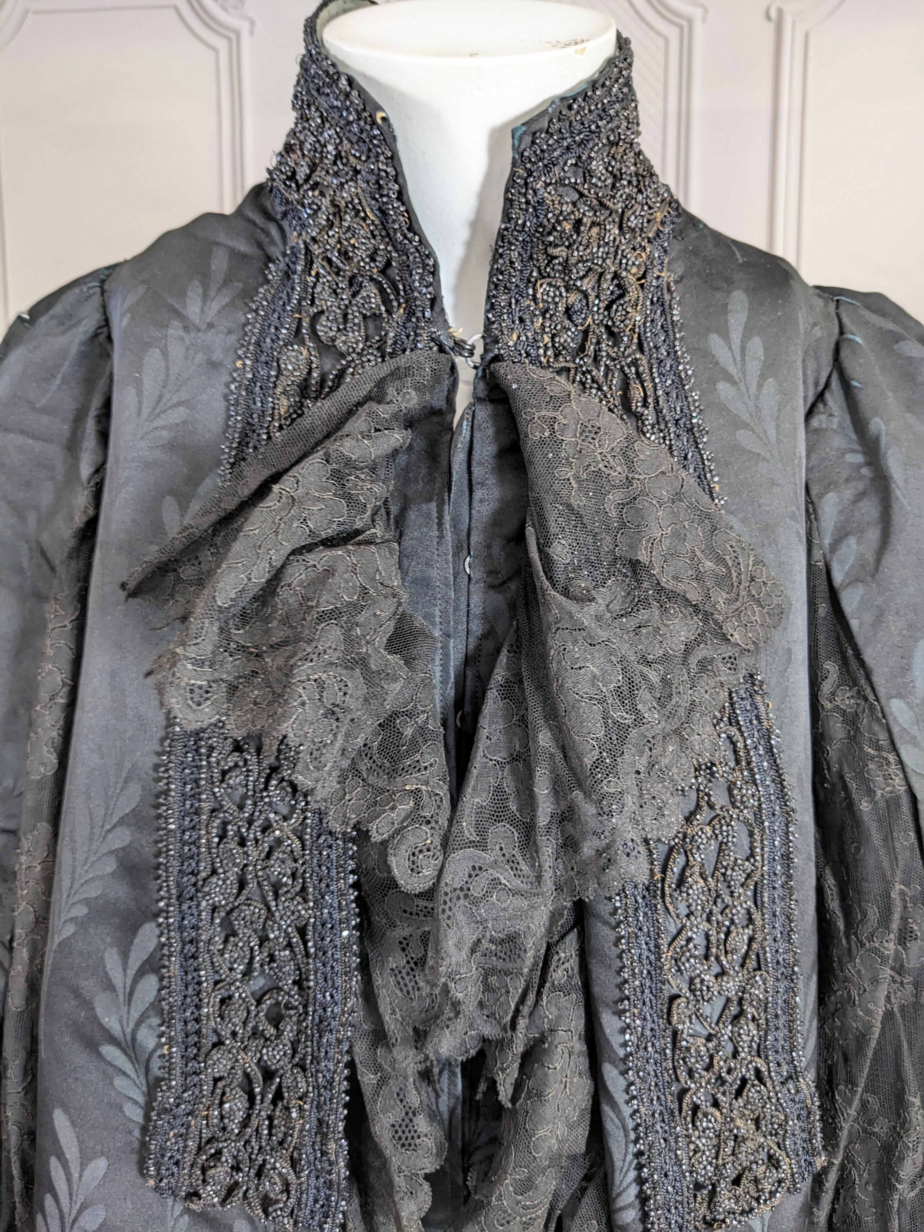 Charles Frederick Worth Schwarzer Mantel aus Seidenbrokat und Spitze. Maison Maison Worth für Damen oder Herren