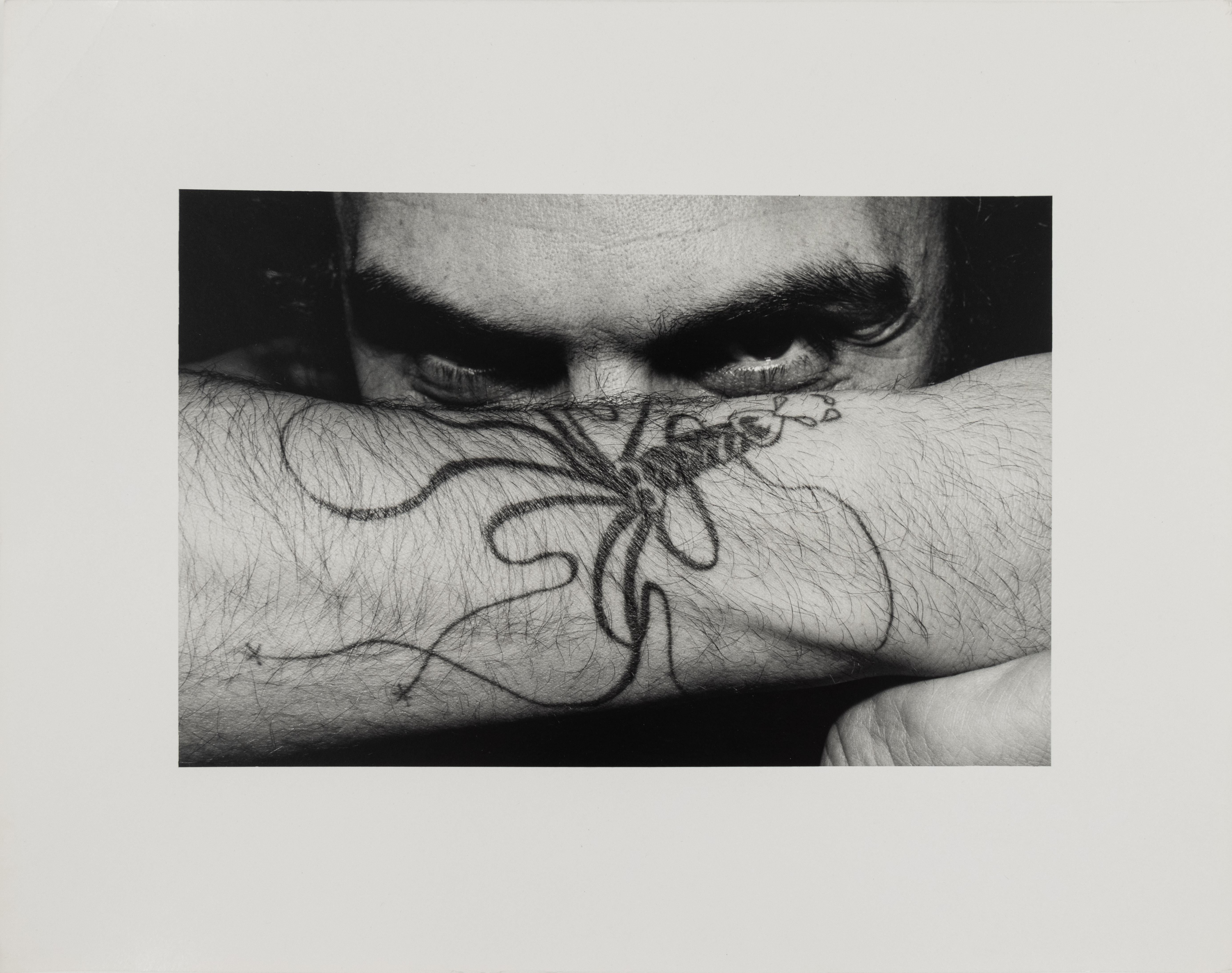 Tatouage de calmar, portrait photographique en noir et blanc en gros plan par Charles Gatewood en vente 1