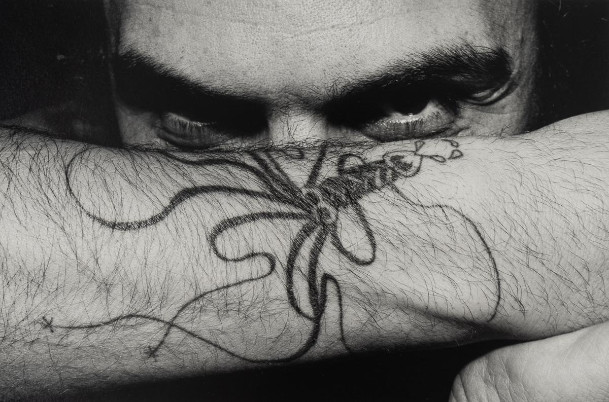 Tatouage de calmar, portrait photographique en noir et blanc en gros plan par Charles Gatewood en vente 3