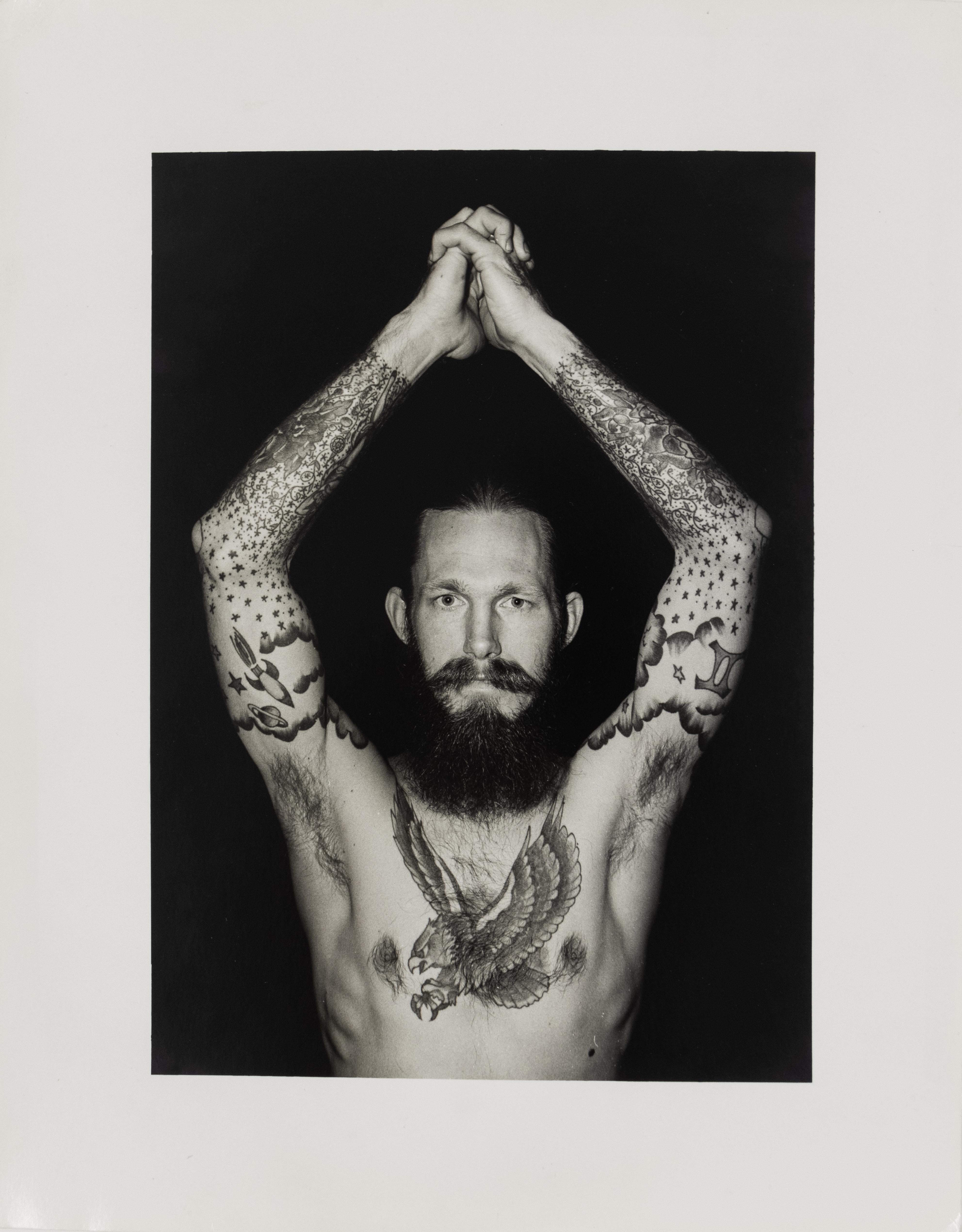 Untitled Man with Eagle on Chest, photographie de portrait de Charles Gatewood en vente 1