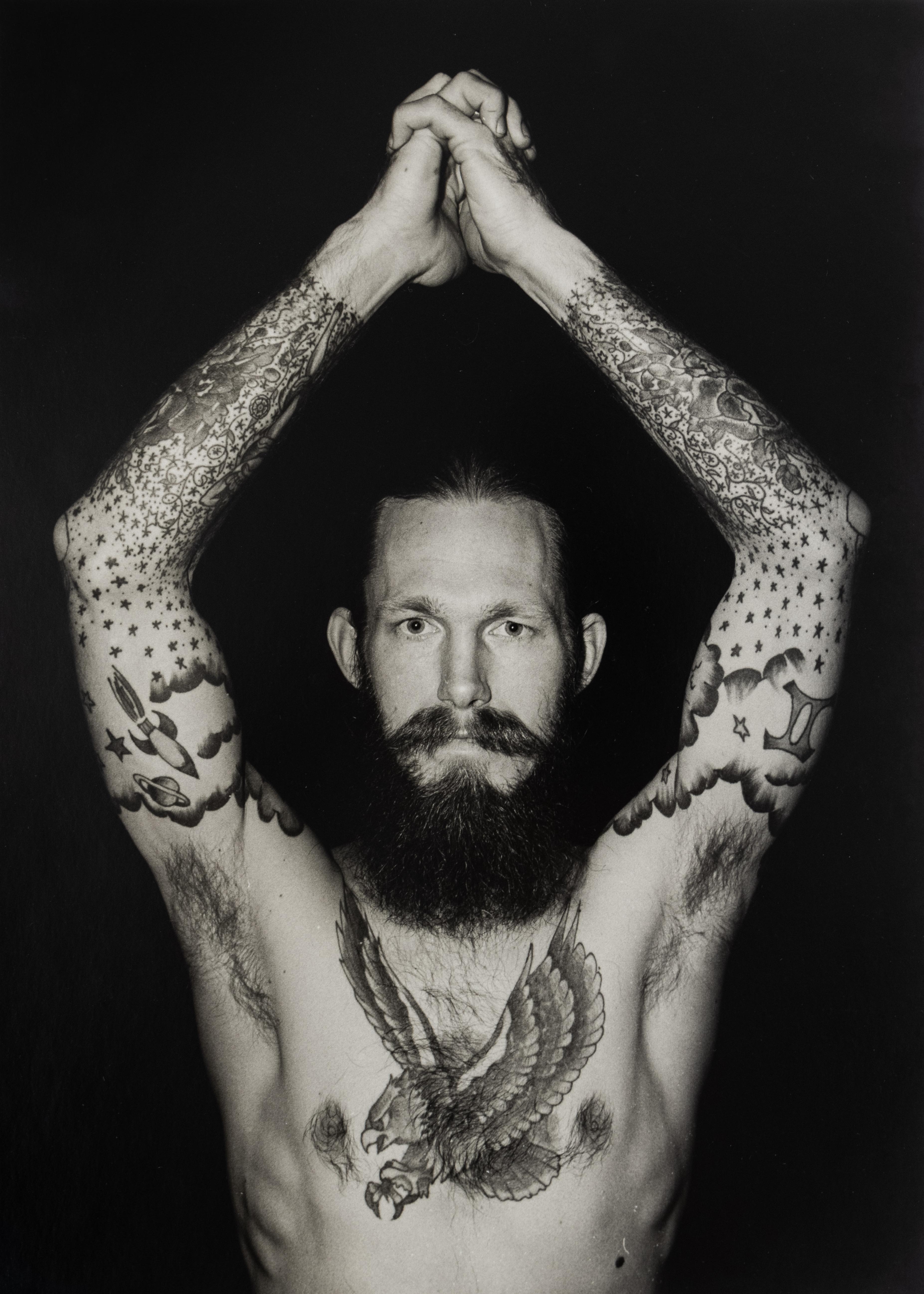 Untitled Man with Eagle on Chest, photographie de portrait de Charles Gatewood