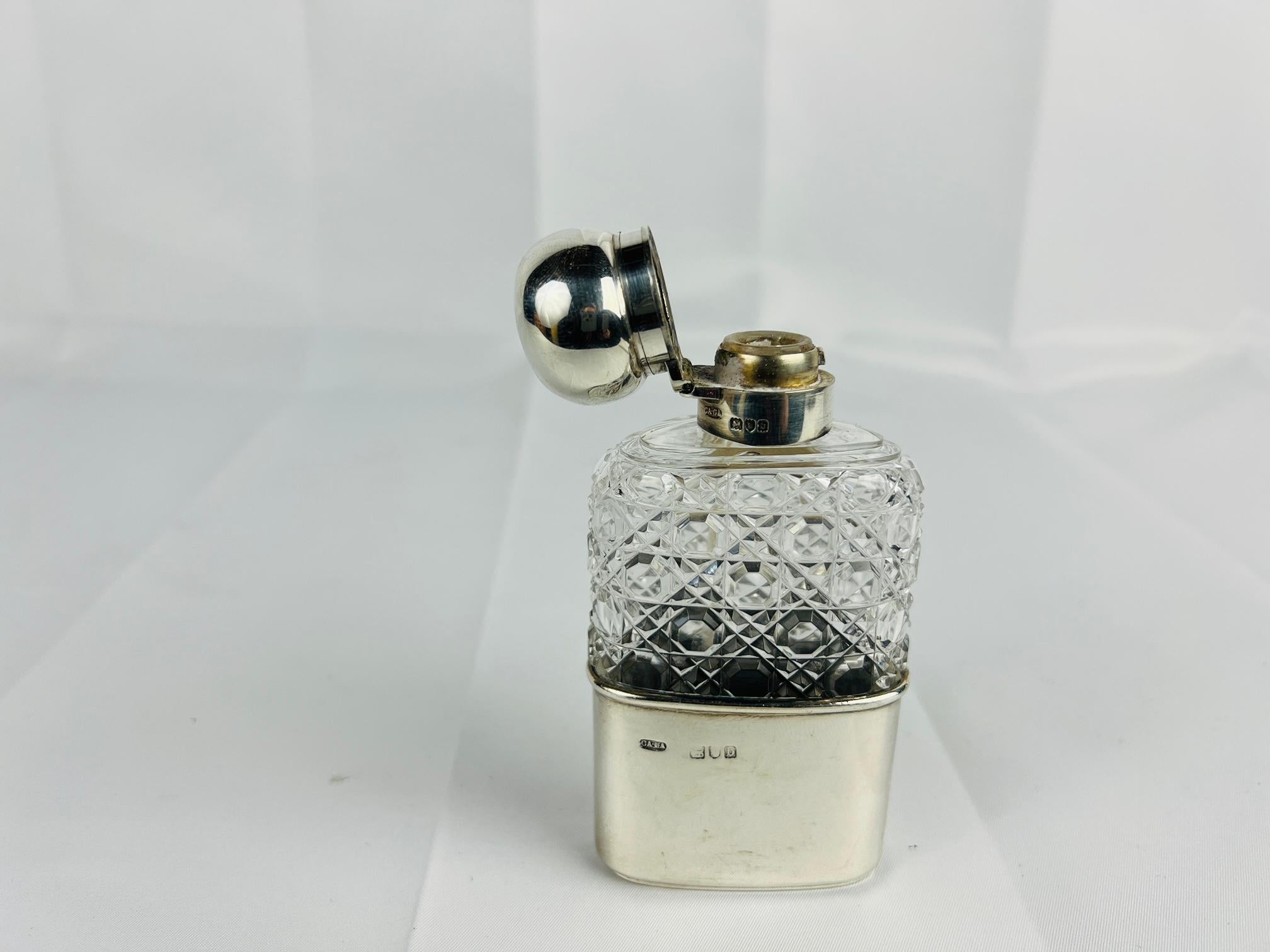 Petaca de plata de ley y cristal tallado Charles & George Asprey C. 1897 Jorge III en venta