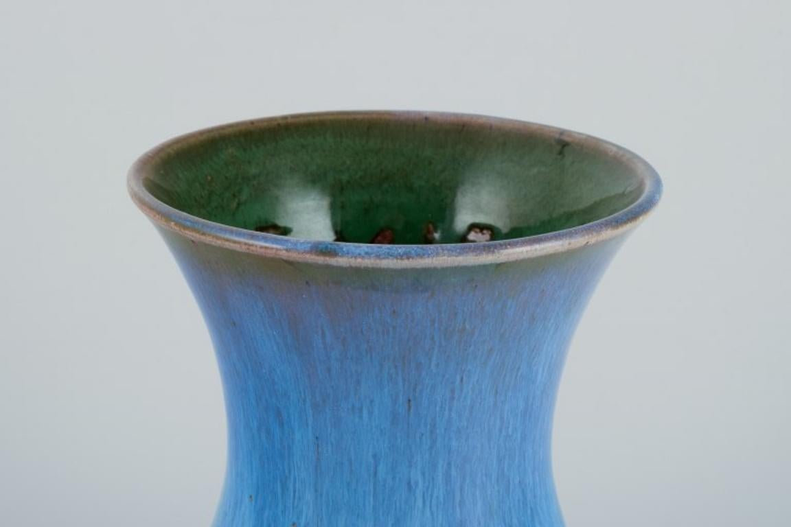Vernissé Charles Greber, Beauvais France Vase à glaçure dans les tons bleus et verts en vente