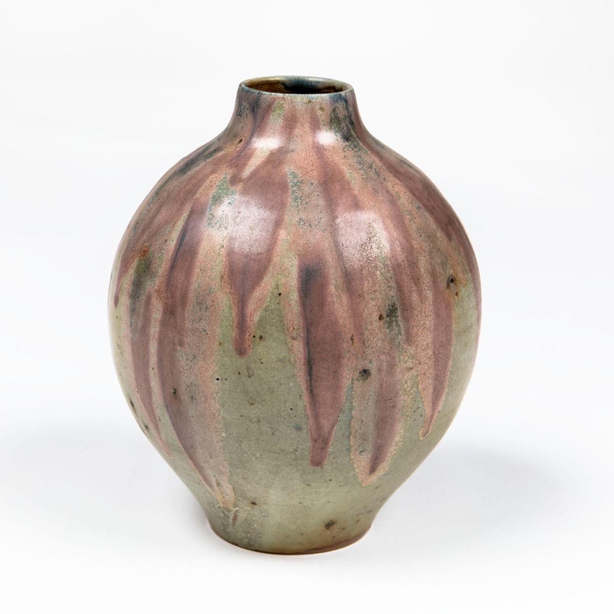 Charles Greber, 1853-1935

Magnifique vase en grès avec une glaçure décorative aux douces nuances de rose, de vert poussiéreux et de bleu-gris, créant un effet polychrome raffiné.
Signé C.C. Greber

France, vers 1920