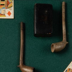 "Montage" Charles Green Shaw, Montage di carte da gioco e pipe antiche