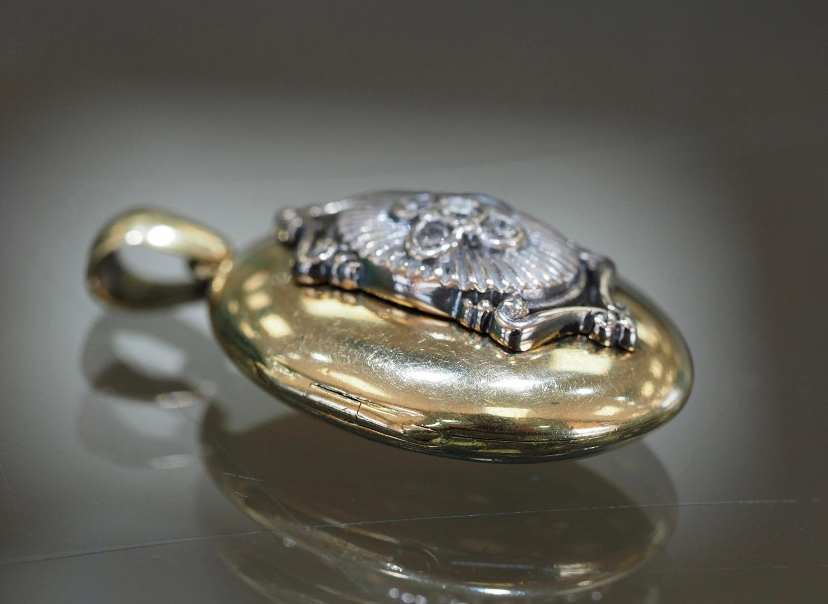 Charles Green & Son Vintage 18 Karat and Diamond Locket In Good Condition In Addison, TX