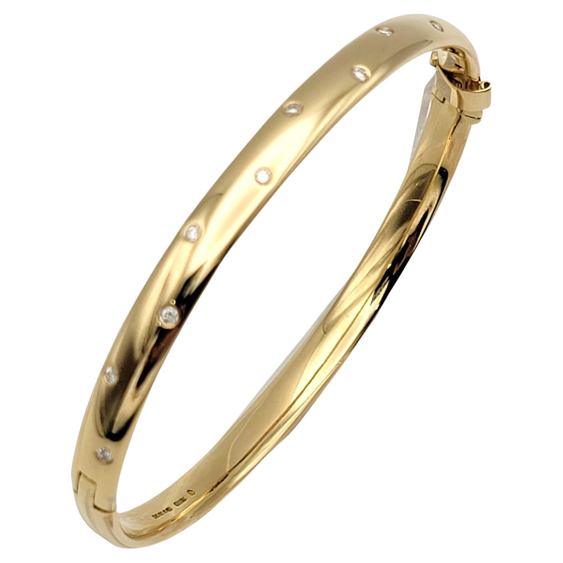 Bracelet chic en or jaune orné de diamants ronds du créateur Charles Green & Sons. Avec sa monture lisse et polie et ses diamants scintillants, ce bracelet polyvalent deviendra vite l'un de vos préférés. Il s'associe parfaitement à d'autres