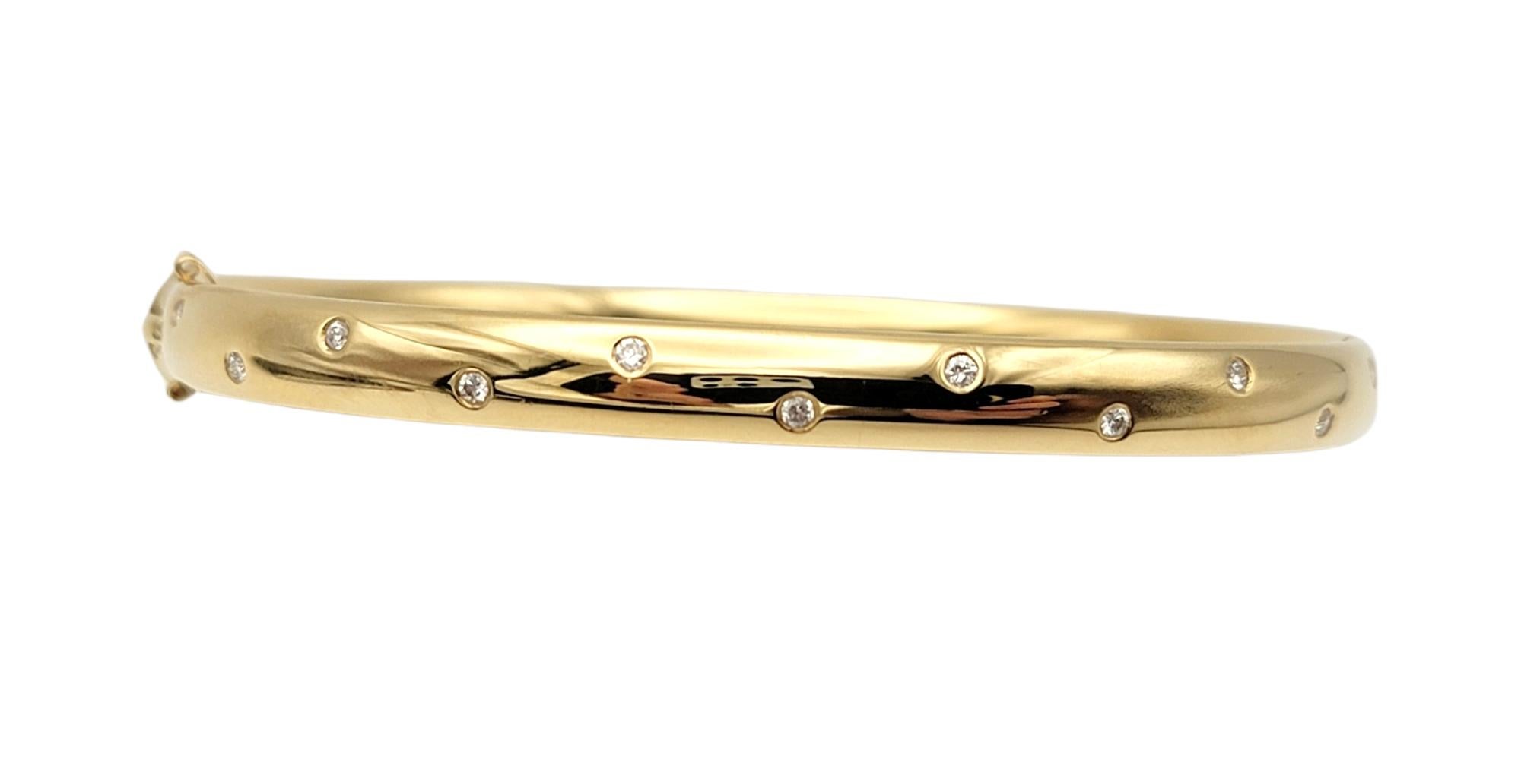 Contemporain Charles Green & Sons Bracelet jonc ovale en or jaune 18 carats et diamants en vente
