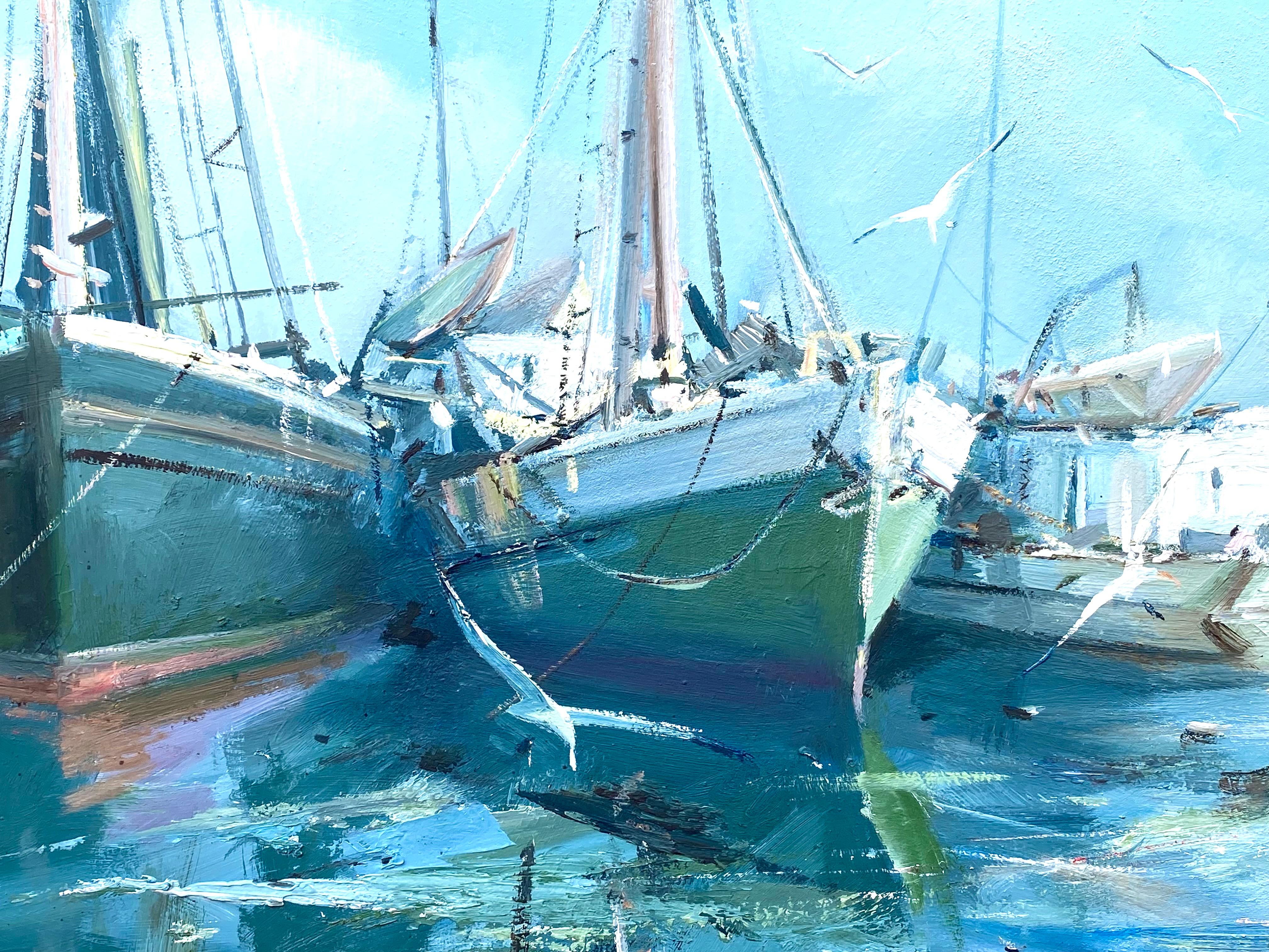Dipinto originale a olio su tavola di barche da pesca attraccate nel porto di Gloucester del noto artista americano Charles Gruppe. Firmato in basso a sinistra dall'artista. Circa 1975. Le condizioni sono eccellenti. Incorniciato in una cornice di