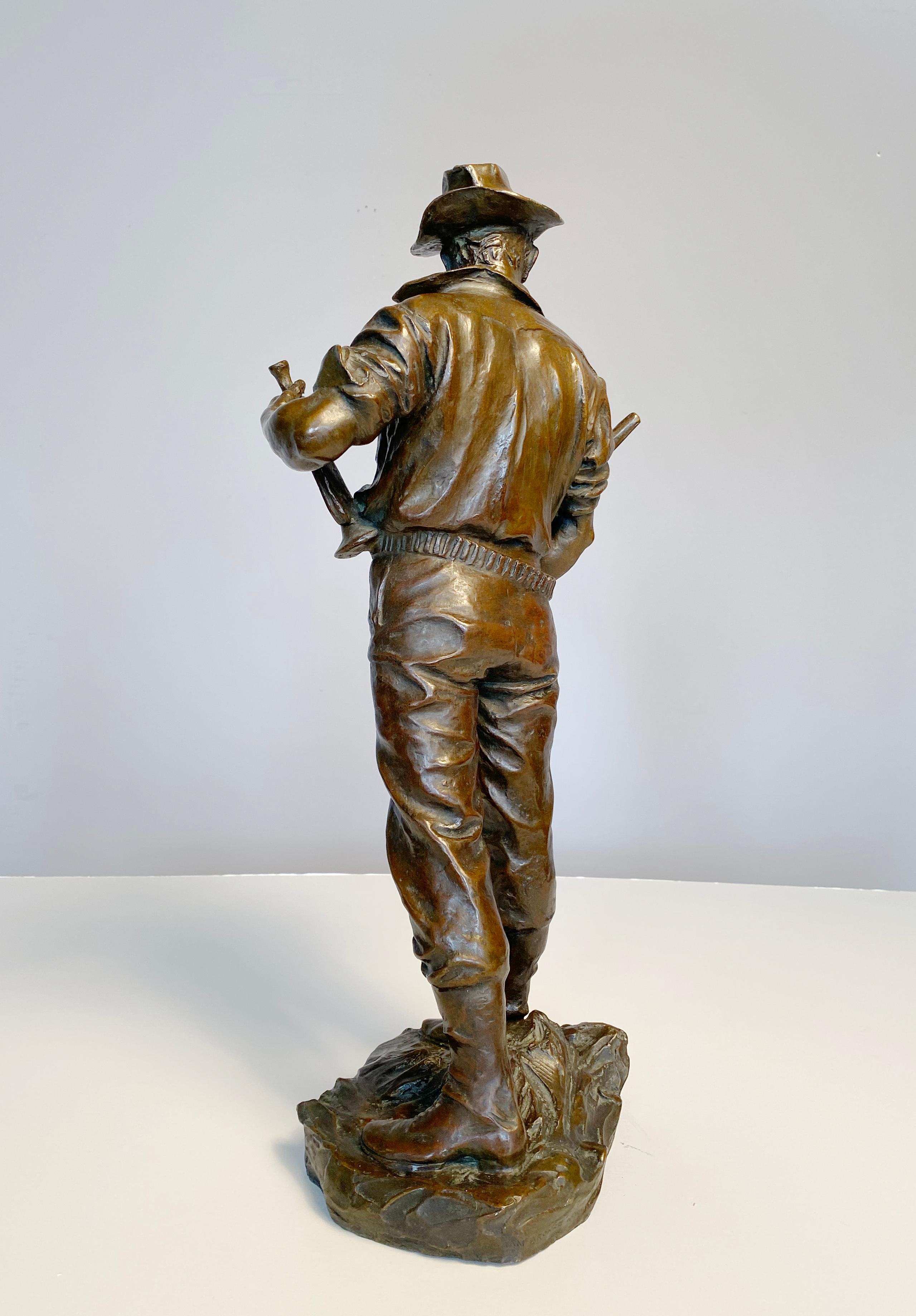 Le vieux soldat - Or Figurative Sculpture par Charles H. Humphriss