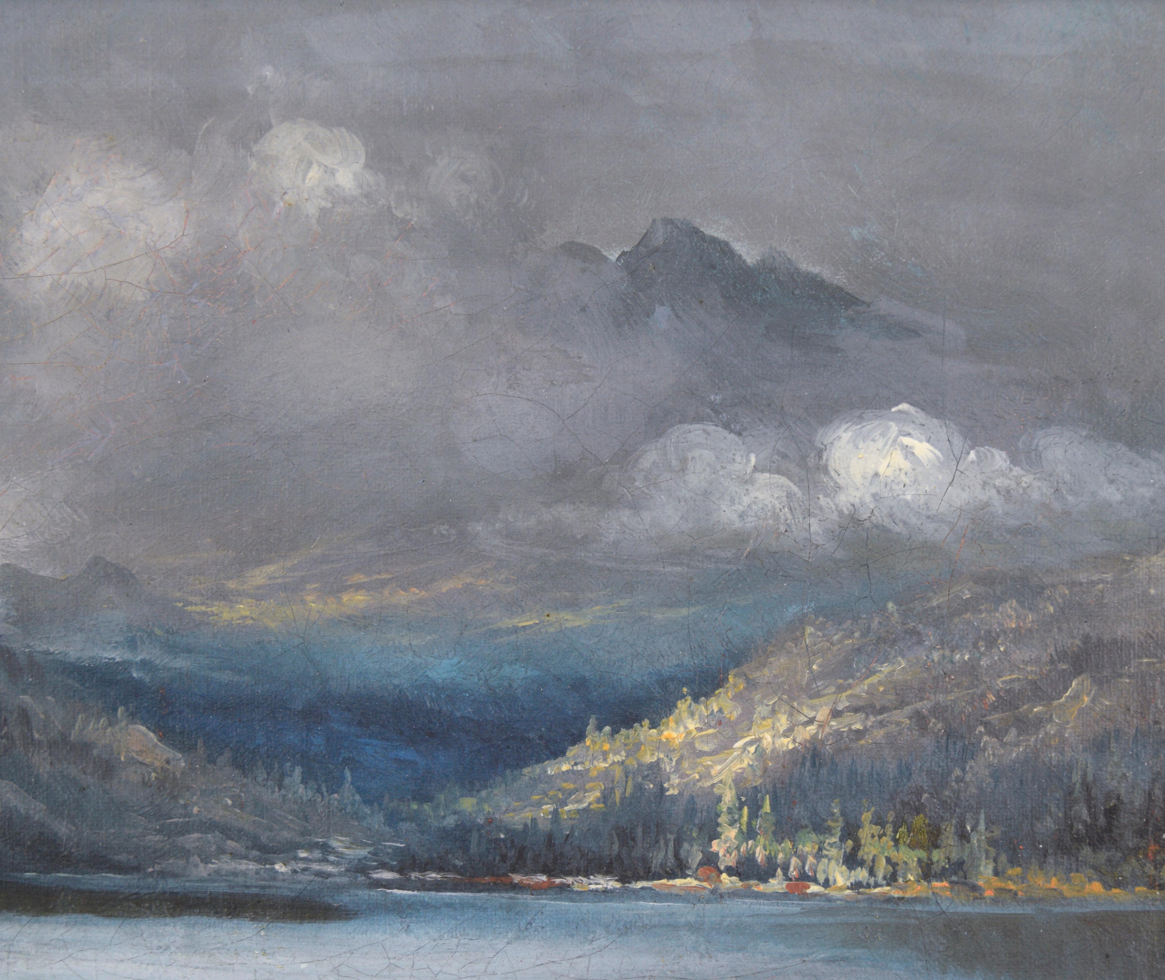 Dramático paisaje tormentoso de Charles Henry Harmon (estadounidense, 1859-1936). Mirando hacia un lago desde la orilla, se pueden ver nubes de tormenta gris oscuro rodando sobre las cimas de las montañas en la lejanía. En zonas aisladas, la luz se