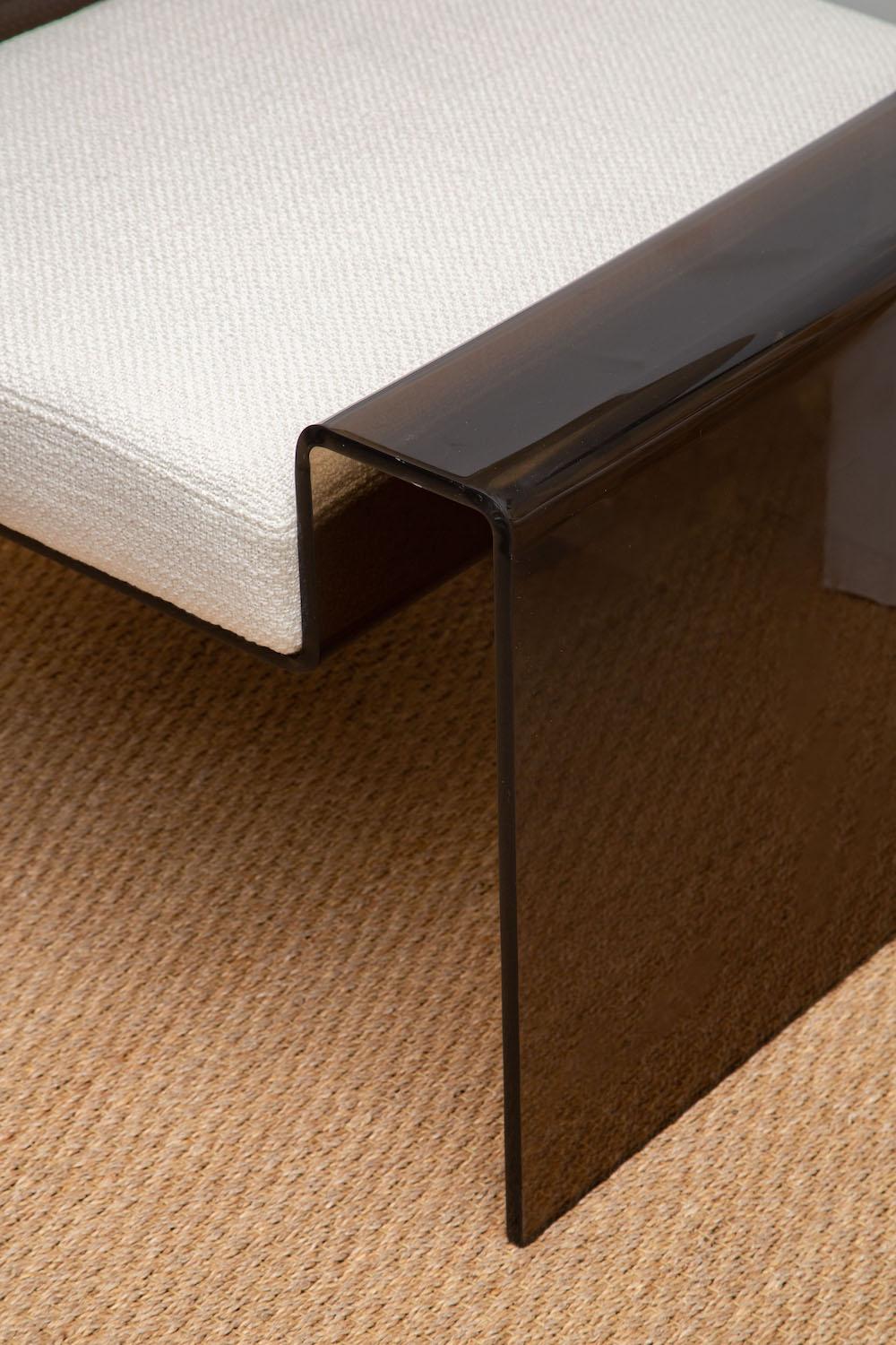 Tissu d'ameublement Banc vintage Spiros Zakas rare en lucite fumée, coussin blanc cassé en vente