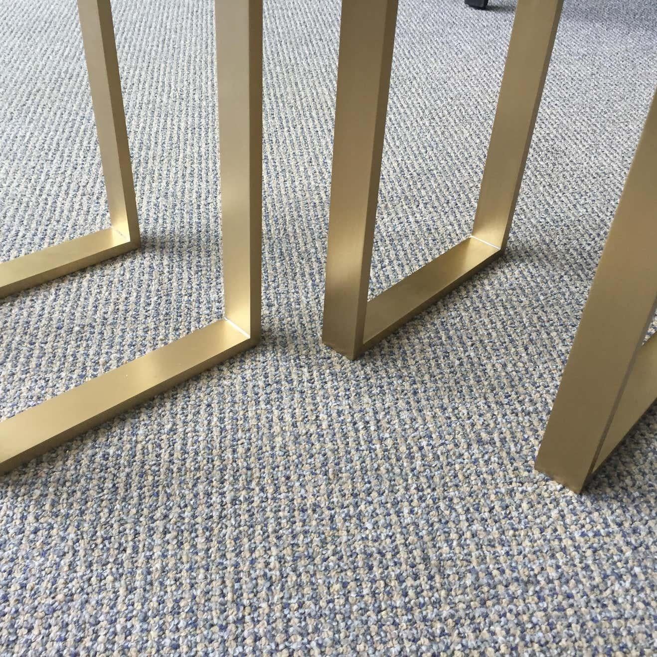 Tables d'appoint « Box Line » de Charles Hollis Jones en Lucite et laiton bruni en vente 4