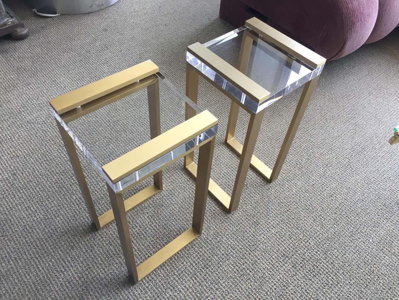 Tables d'appoint « Box Line » de Charles Hollis Jones en Lucite et laiton bruni Bon état - En vente à Los Angeles, CA