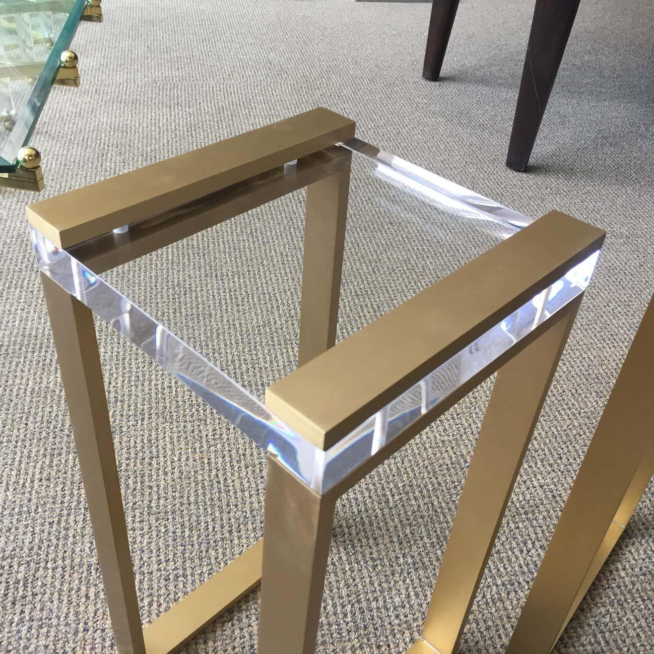 Tables d'appoint « Box Line » de Charles Hollis Jones en Lucite et laiton bruni en vente 2