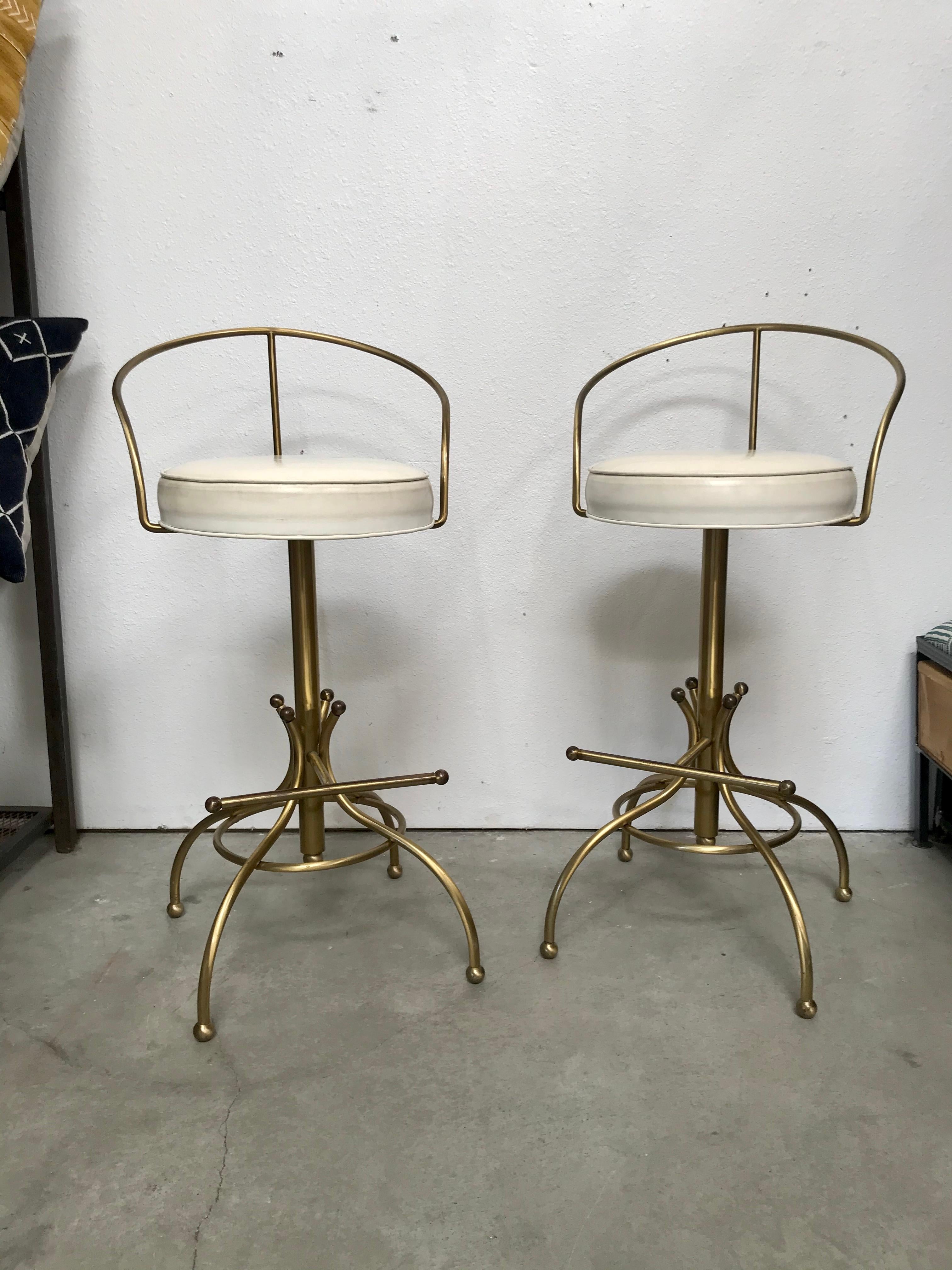 classic CHJ California design
Elegant brass with vinyl seats
Original vintage condition showing a nice patina with minor wear
No damage or repairs
Solid and sturdy.

