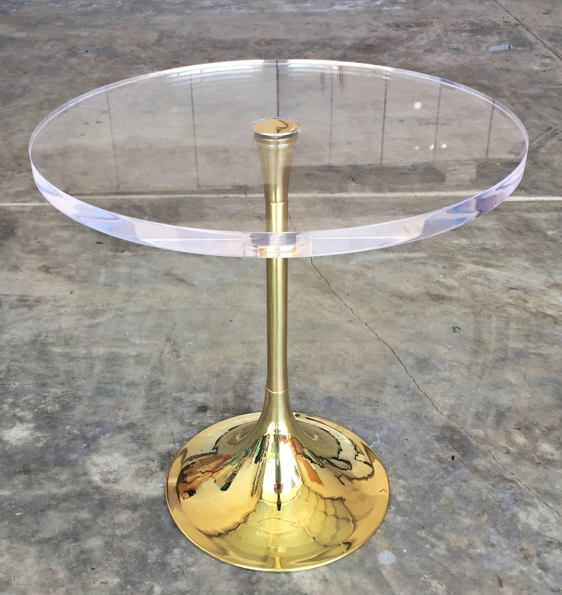 Table d'appoint vintage en Lucite et laiton poli, conçue et fabriquée par Charles Hollis Jones et faisant partie de sa ligne de base 