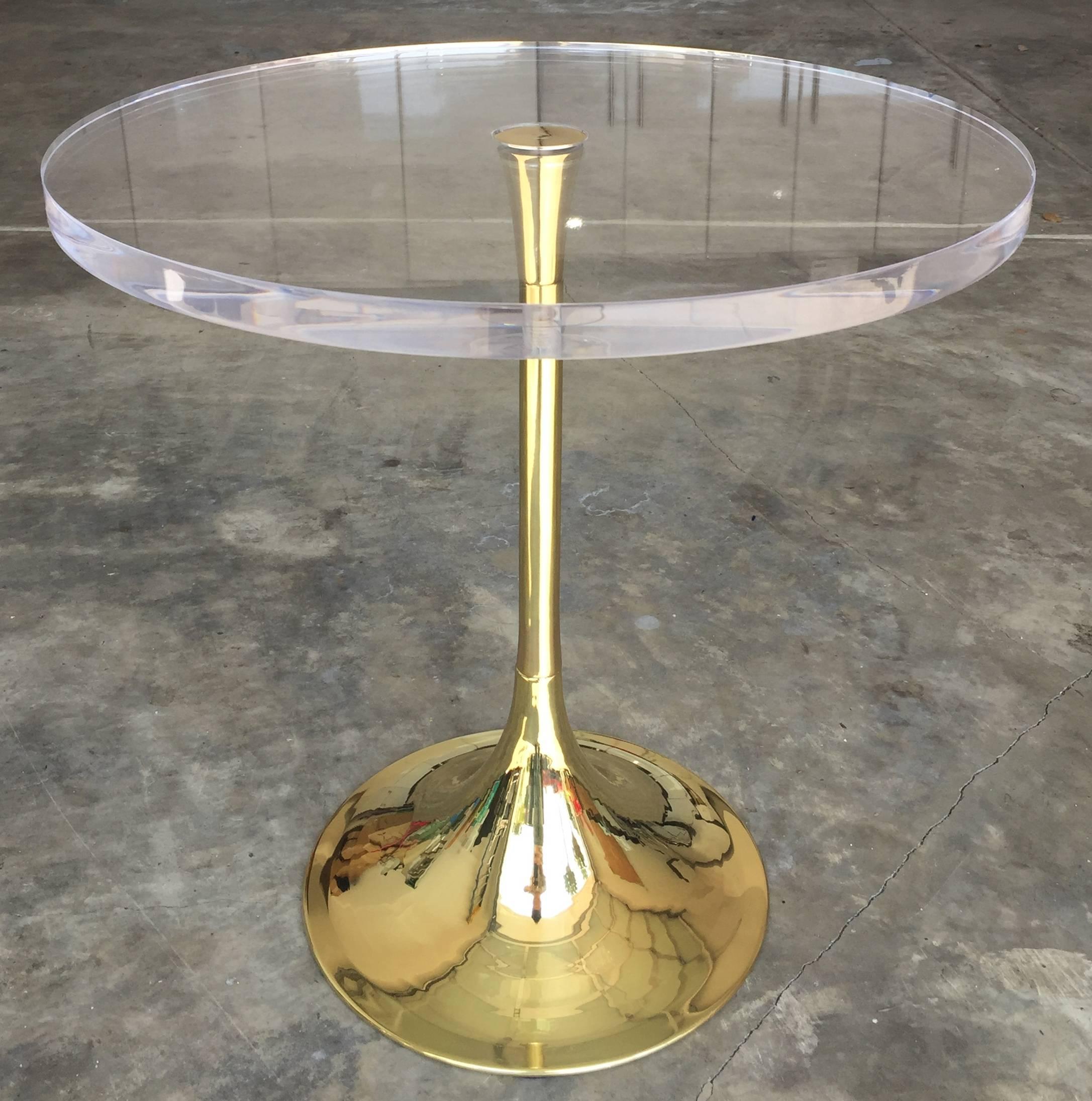 Mid-Century Modern Table d'appoint Charles Hollis Jones à base « Bugle » en laiton et Lucite en vente