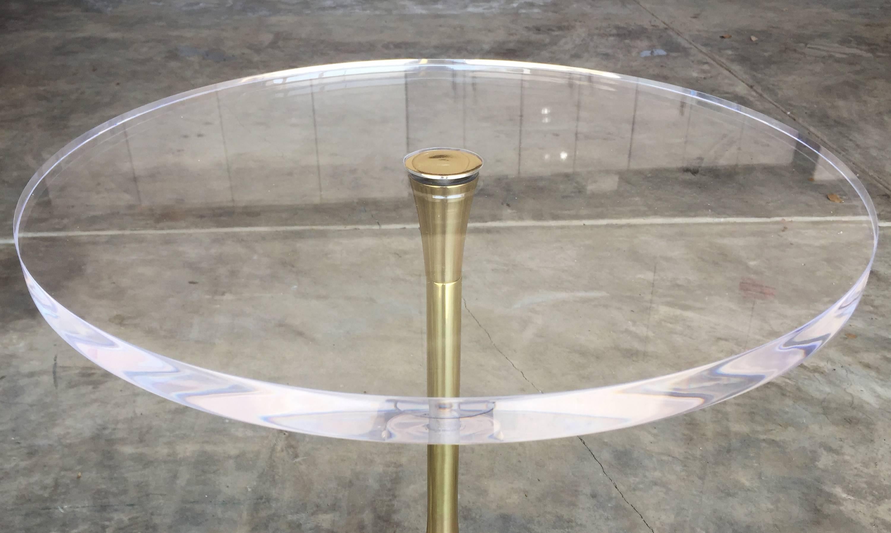 Table d'appoint Charles Hollis Jones à base « Bugle » en laiton et Lucite Bon état - En vente à Los Angeles, CA