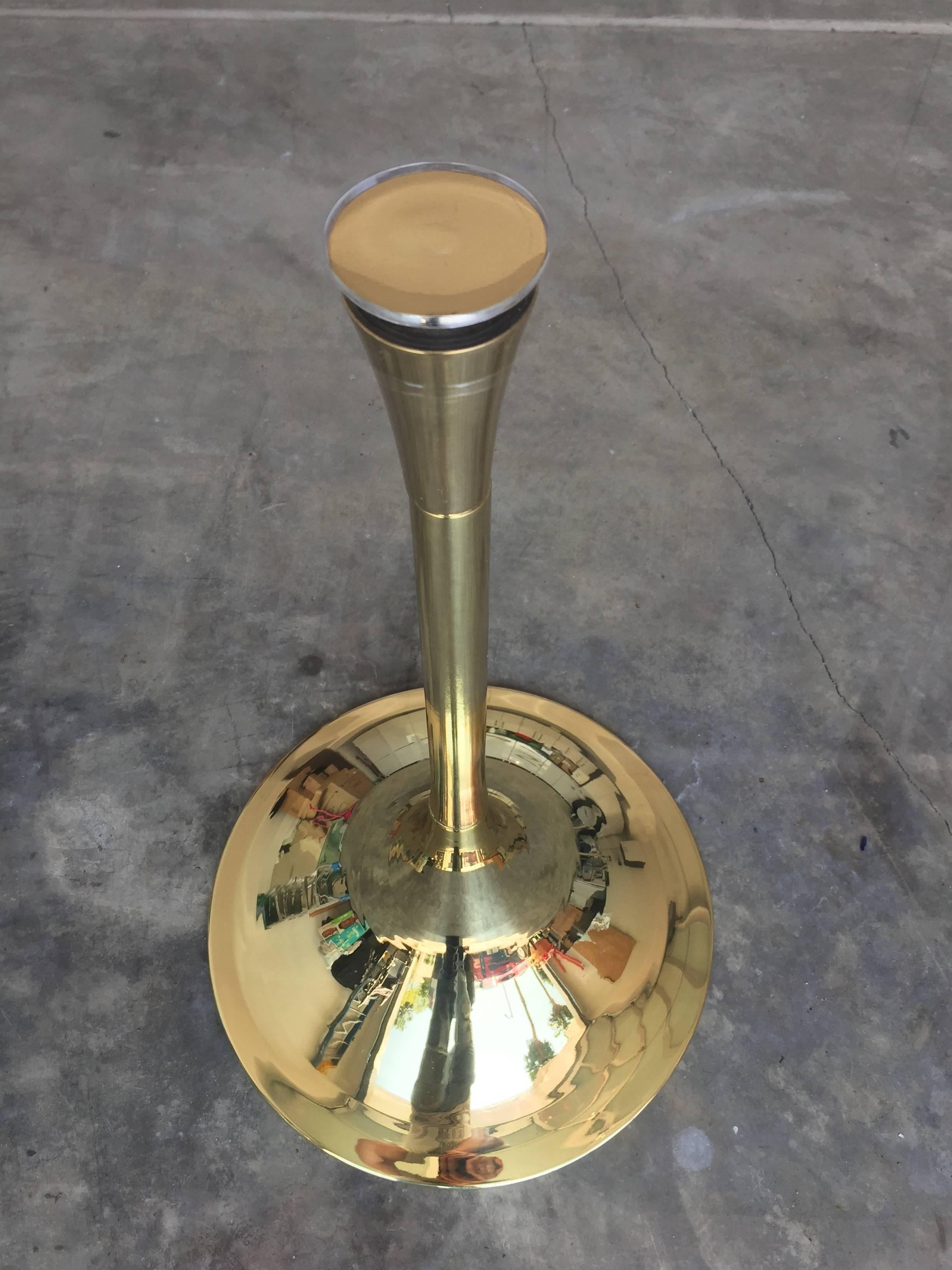 Fin du 20e siècle Table d'appoint Charles Hollis Jones à base « Bugle » en laiton et Lucite en vente
