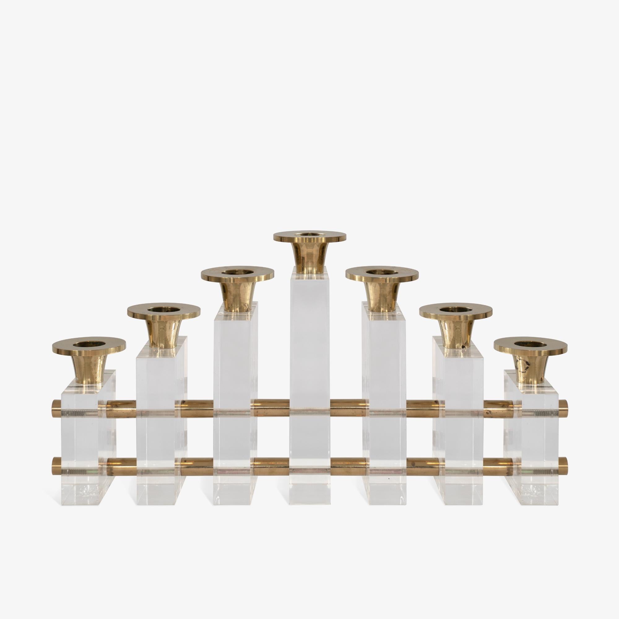 L'estetica di Charles Hollis Jones è immediatamente riconoscibile da chi è alla ricerca di pezzi iconici di design. Jones sapeva come creare con sostanza utilizzando soprattutto il più arioso dei materiali: la lucite. Il motivo è una vera e propria