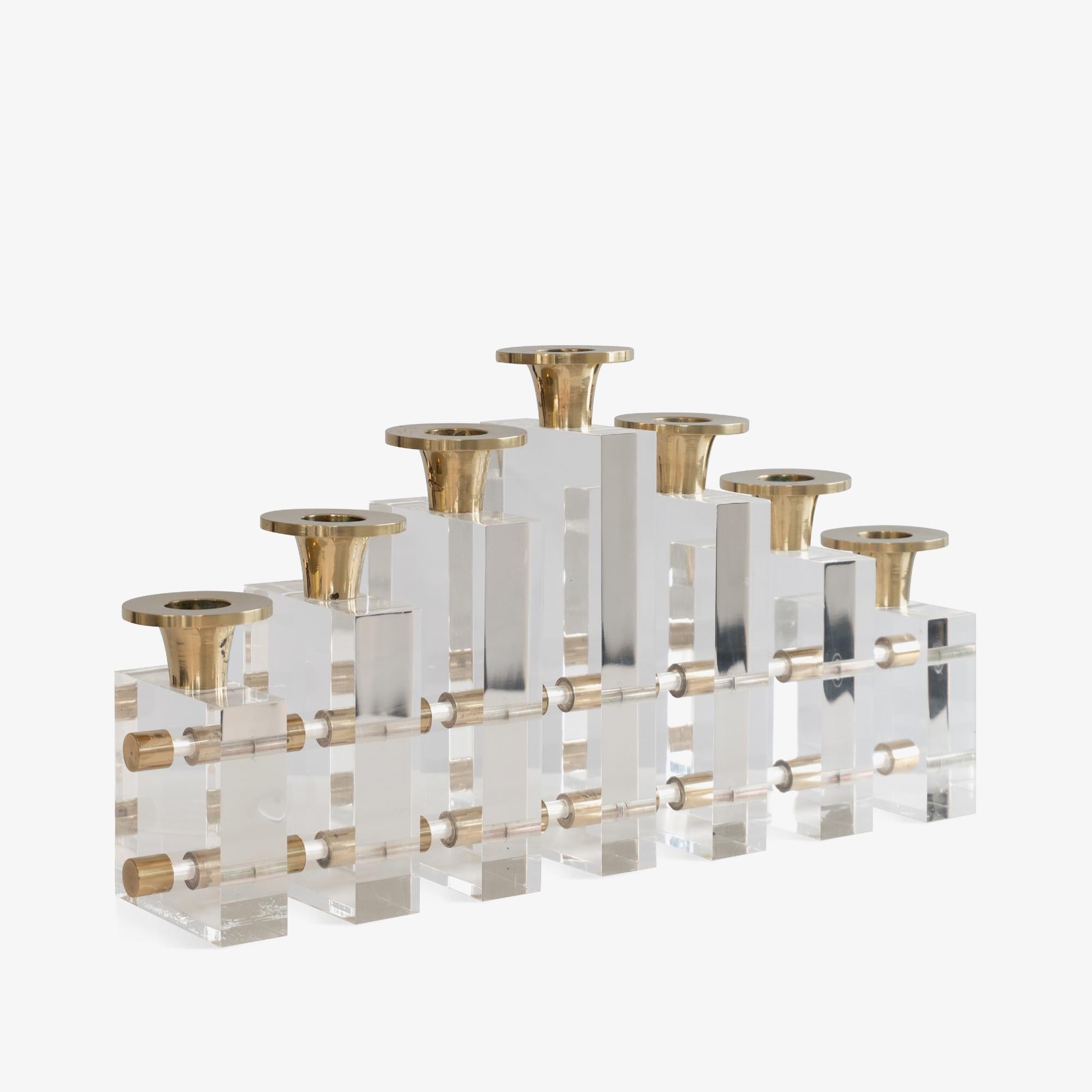 Mid-Century moderno Portacandele a candelabro Charles Hollis Jones in ottone e lucite in vendita