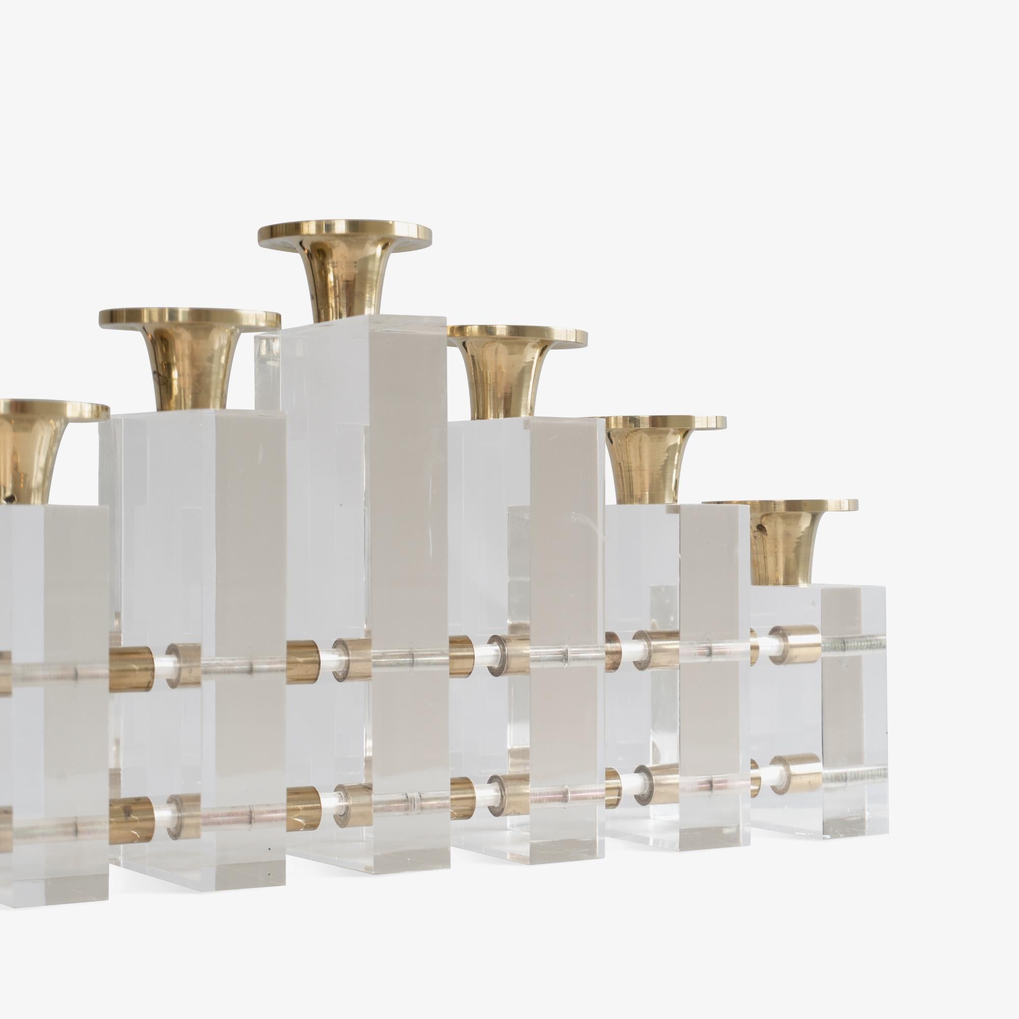 Portacandele a candelabro Charles Hollis Jones in ottone e lucite In condizioni buone in vendita a Stamford, CT