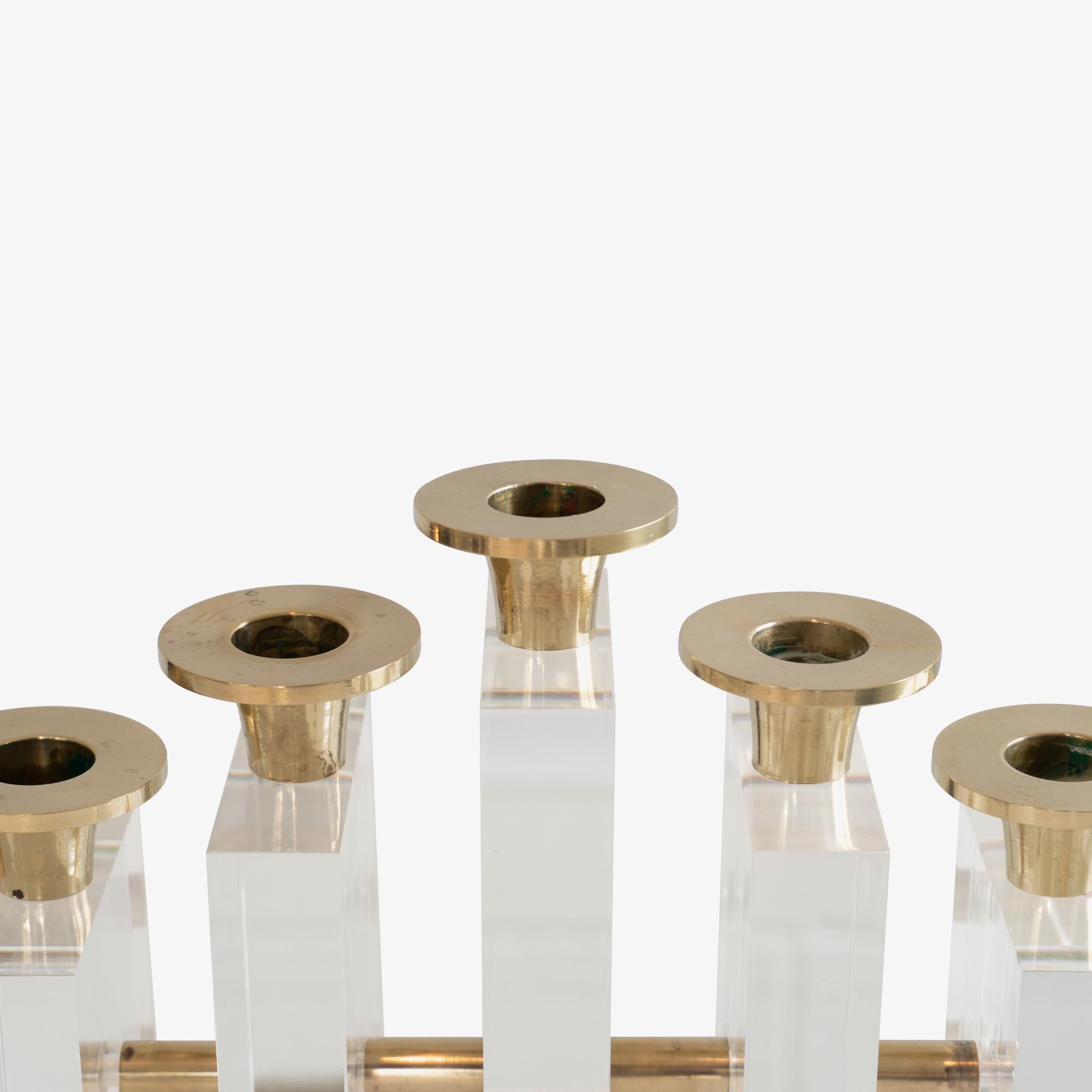 Fine XX secolo Portacandele a candelabro Charles Hollis Jones in ottone e lucite in vendita