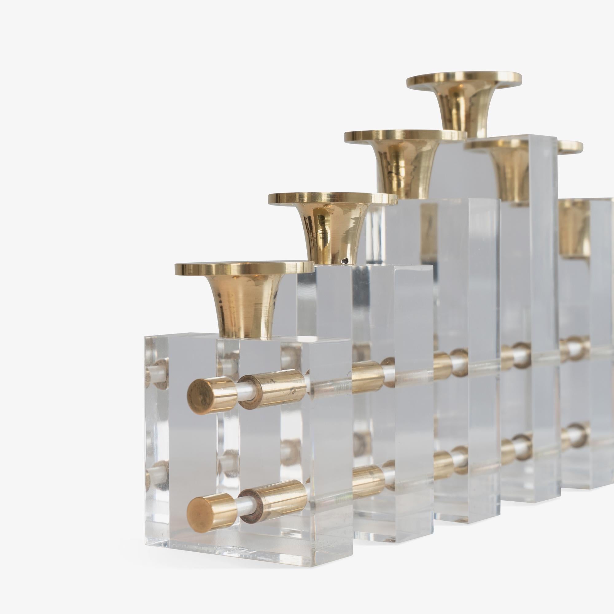 Ottone Portacandele a candelabro Charles Hollis Jones in ottone e lucite in vendita