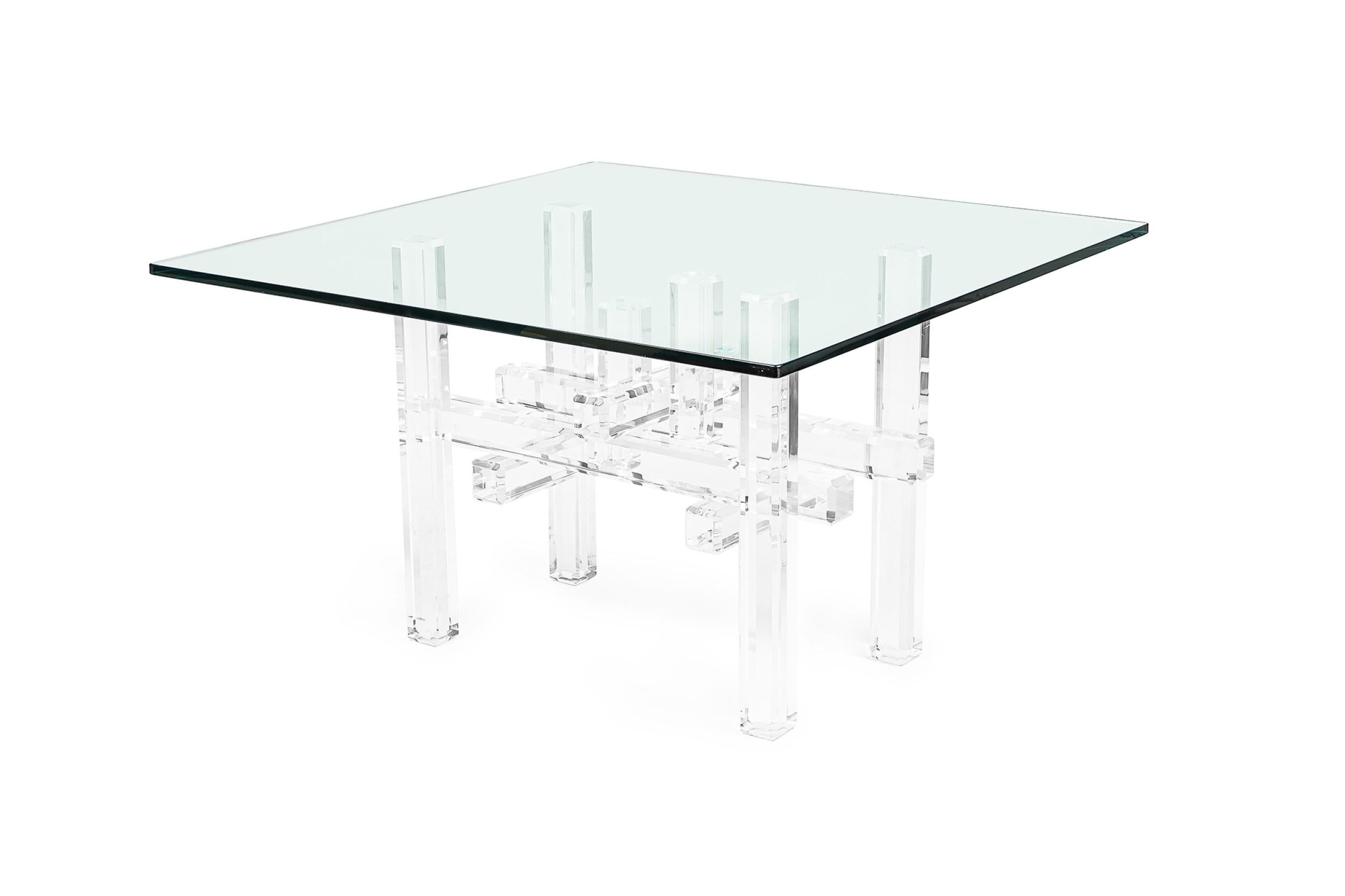Table de salle à manger AM Contemporary construite à partir de pièces de lucite claire empilées perpendiculairement avec des coins à facettes et un plateau en verre teinté carré. (CHARLES HOLLIS JONES)

Quelques petites éraflures