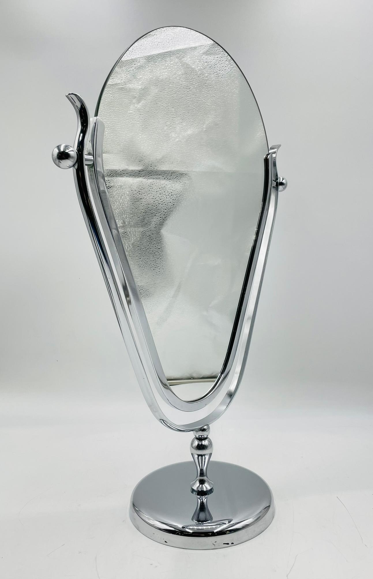 Wir stellen vor: Dual Side, Vanity Mirror in poliertem Chrom  von Charles Hollis Jones, die in den späten 1960er Jahren in den Vereinigten Staaten entworfen und hergestellt wurde.
 Eine atemberaubende Ergänzung für Ihren dekadenten Waschtisch. Mit