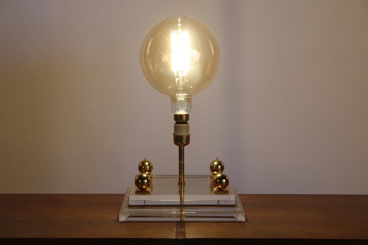 Hollywood Regency Table Lamp, 70s
Charles Hollis Jones
Hollywood Regency Table Lamp 1970s.
This table lamp is very beautiful and fits perfectly in a Hollywood Regency style.
There are 4 beautiful golden round spheres on the plexiglass plate.
You can