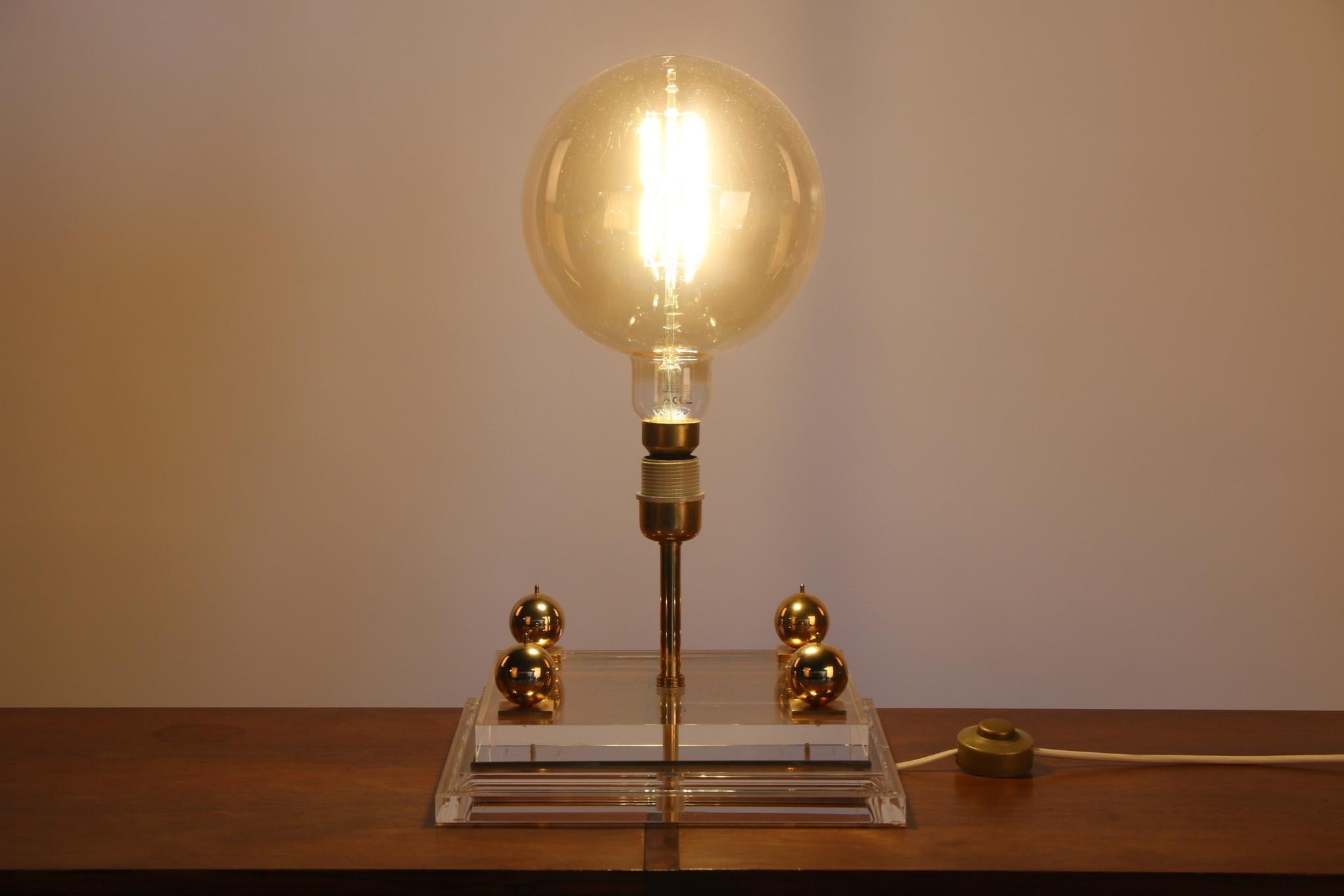  Charles Hollis Jones Hollywood Regency-Tischlampe aus Gold-Plexiglas, 70er-Jahre (20. Jahrhundert) im Angebot