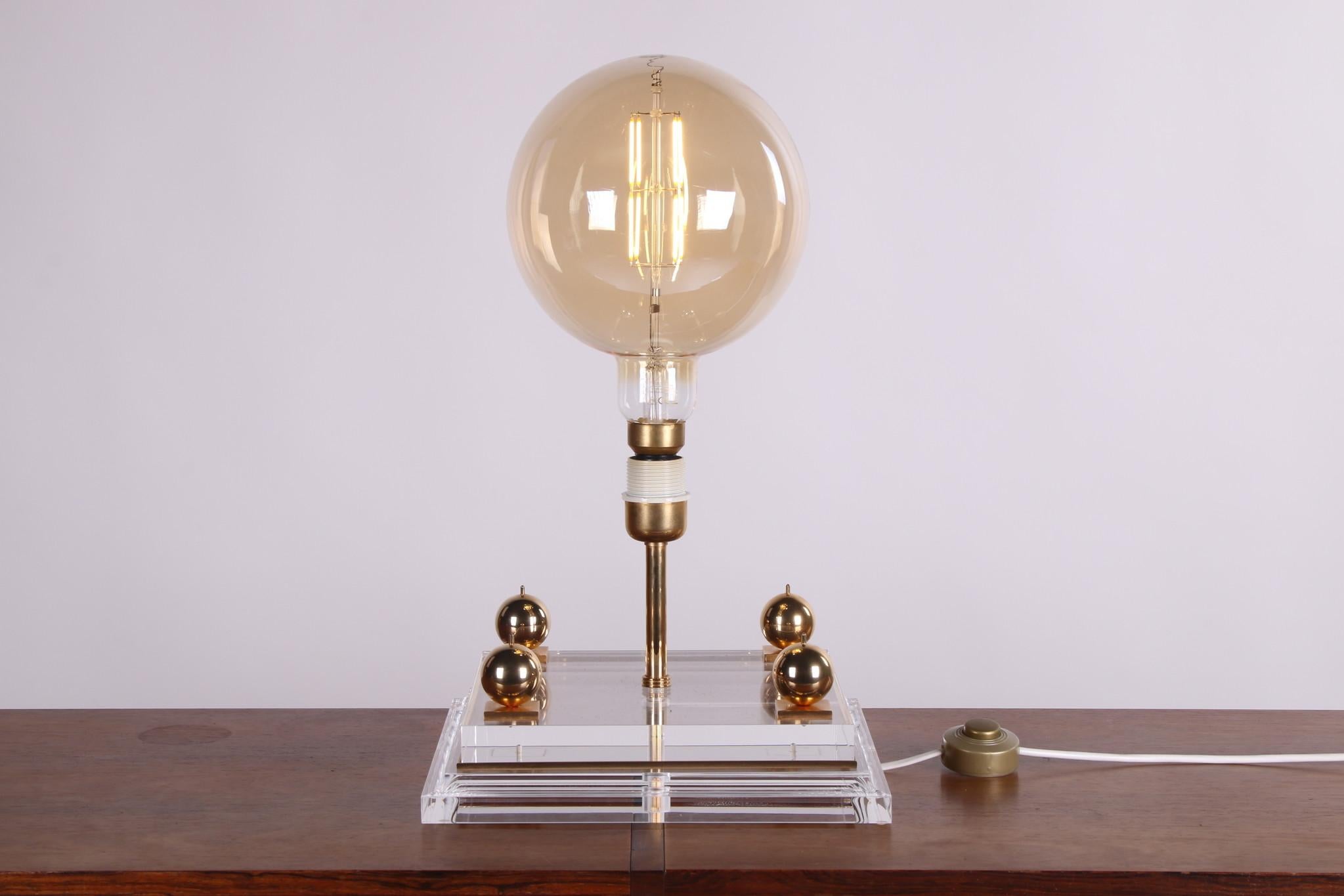  Charles Hollis Jones Gold Plexiglass Hollywood Regency Table Lamp, 70s For Sale 1