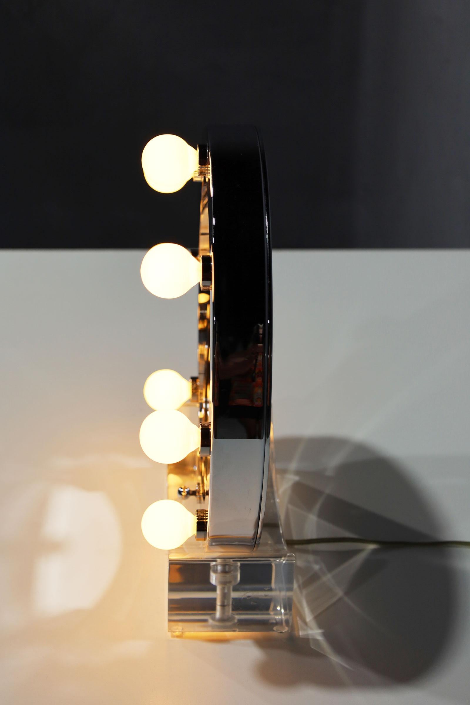 20ième siècle Miroir à maquillage Charles Hollis Jones en Lucite et Chrome avec Caractéristique Magnifying en vente