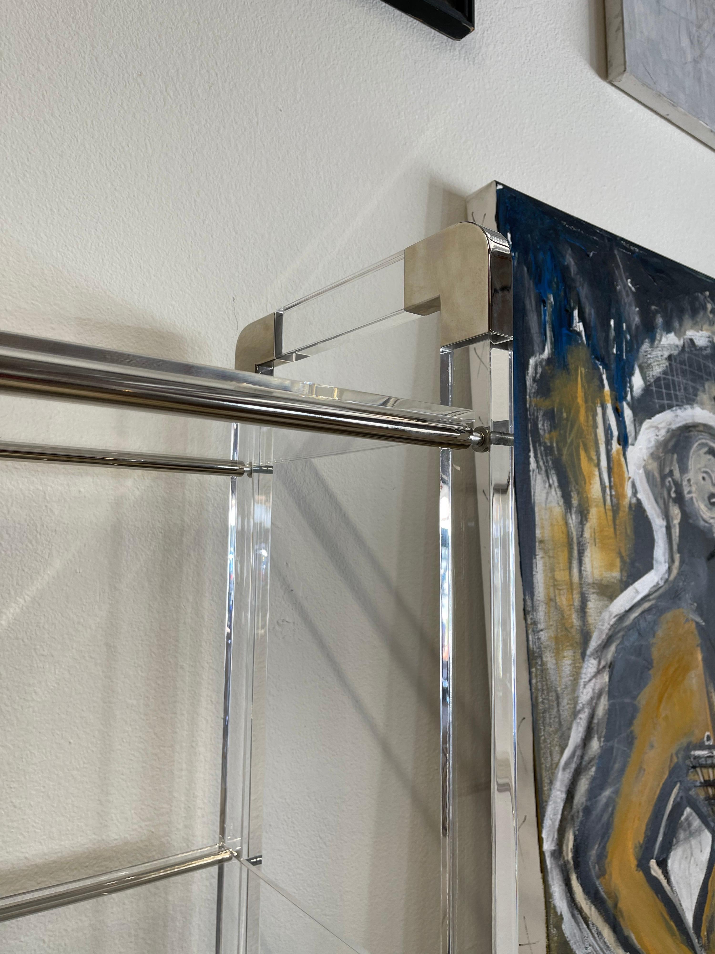 XXIe siècle et contemporain Étagère Charles Hollis Jones en lucite et nickel en vente