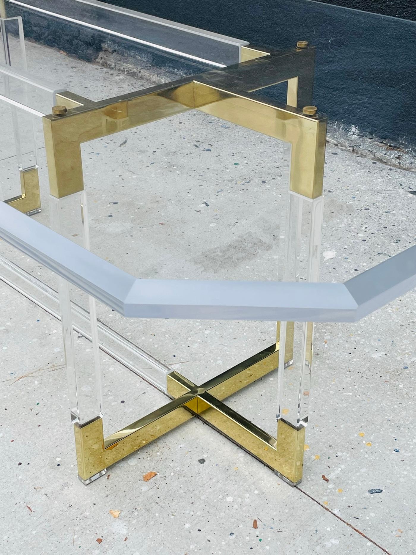 Fait main Table de salle à manger Charles Hollis Jones en lucite et laiton de la collection « Metric », S en vente