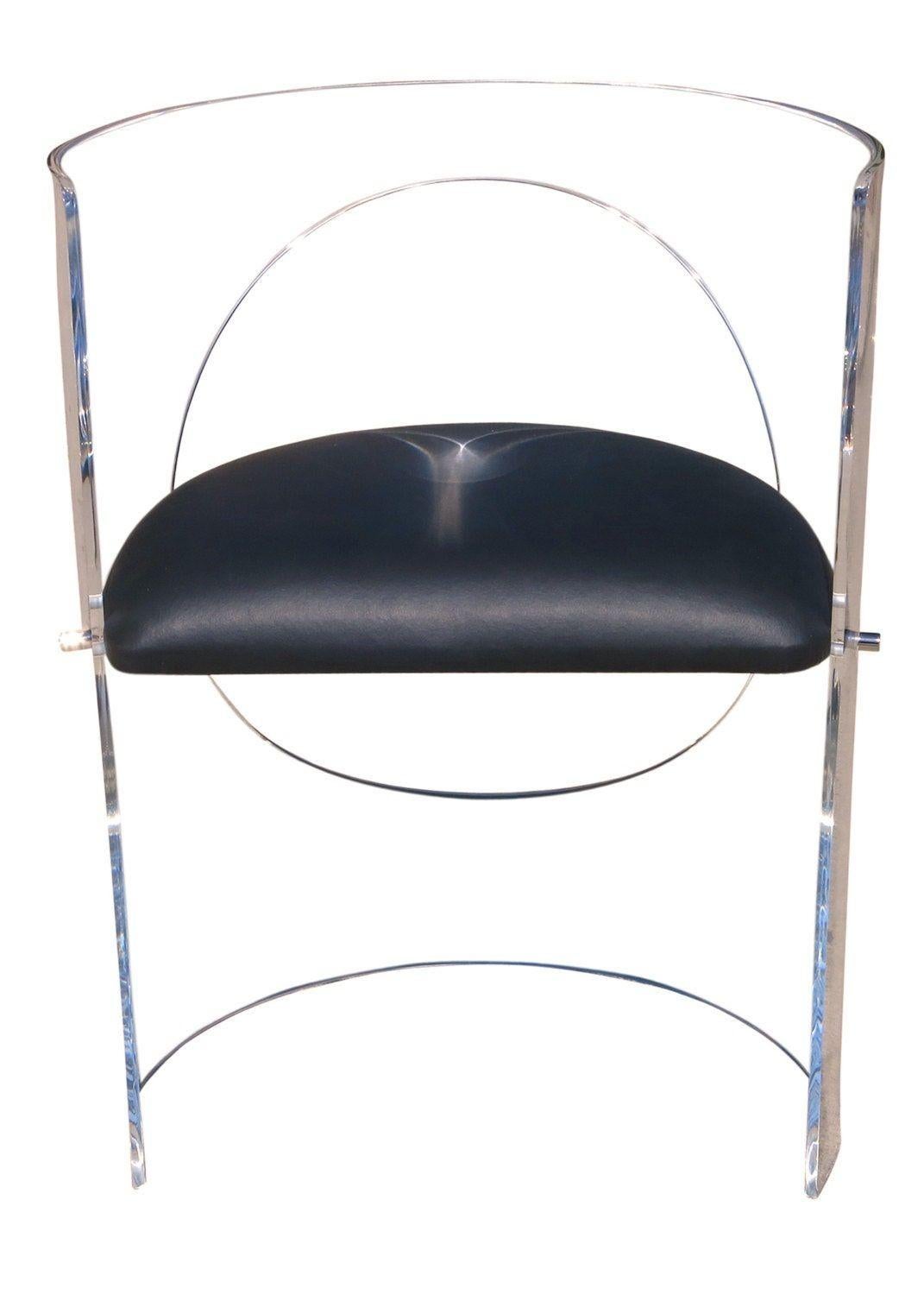 Ces fauteuils au design moderne du milieu du siècle dernier, conçus par le célèbre designer Charles Hollis Jones, sont dotés de cadres en Lucite qui vous enveloppent lorsque vous êtes assis sur un siège flottant en vinyle noir.

Ces chaises sont