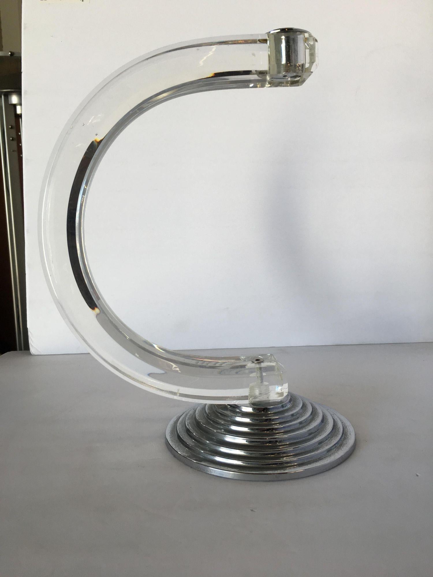 Voici l'incarnation de l'élégance moderne - le bougeoir Charles Holly Moderne en Lucite et Chrome. Cette pièce remarquable allie de manière transparente l'allure intemporelle de la lucite à l'aspect contemporain du chrome, créant ainsi une