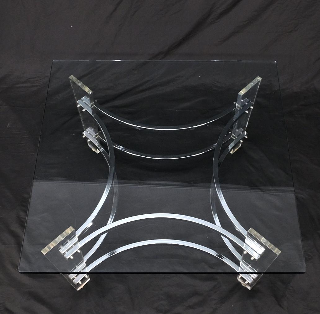 20ième siècle Table basse centrale carrée en chrome Lucite avec plateau en verre Charles Hollis Jones en vente